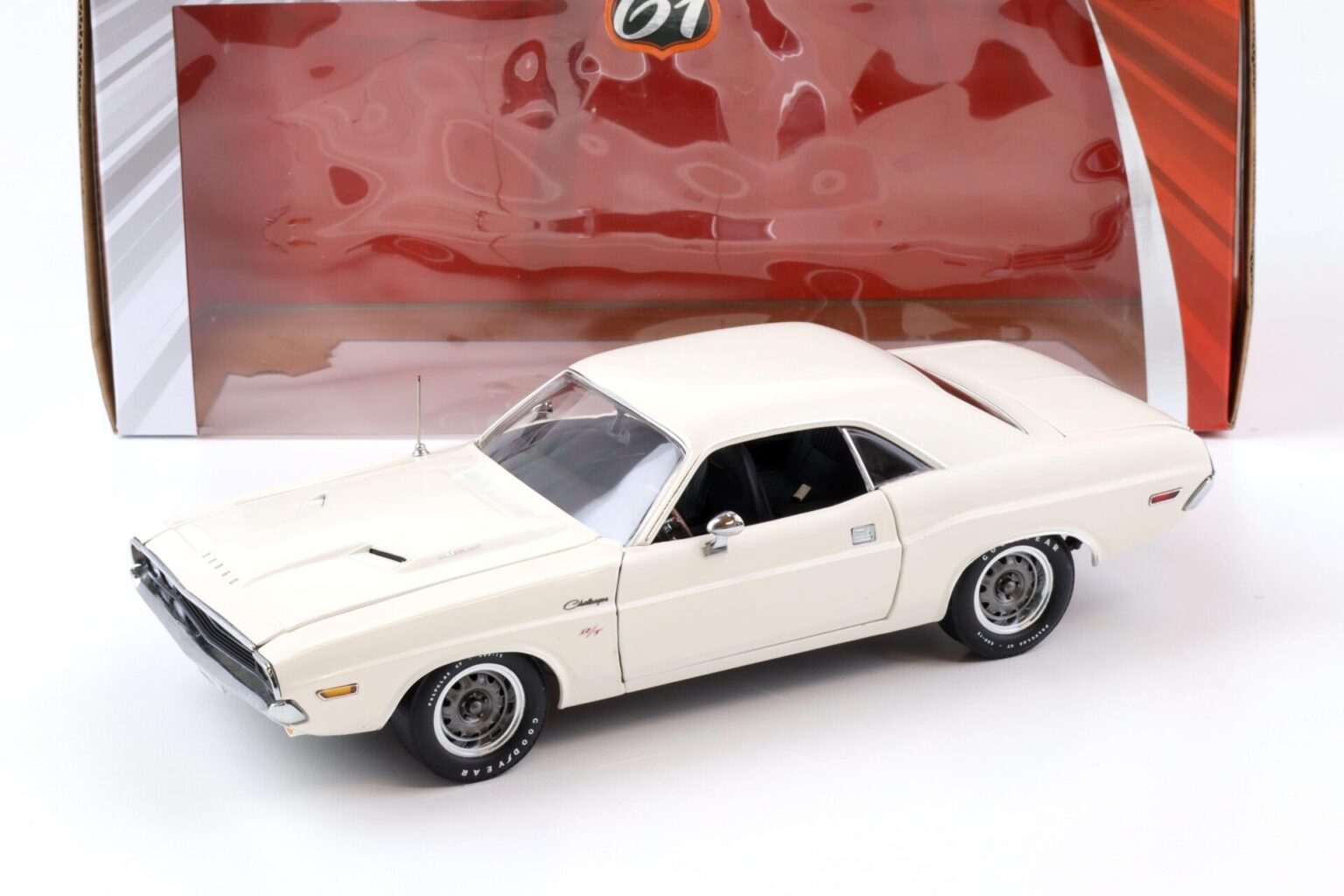 1:18 Highway61 1970 Dodge Challenger R/T 383 Magnum Coupe white ...