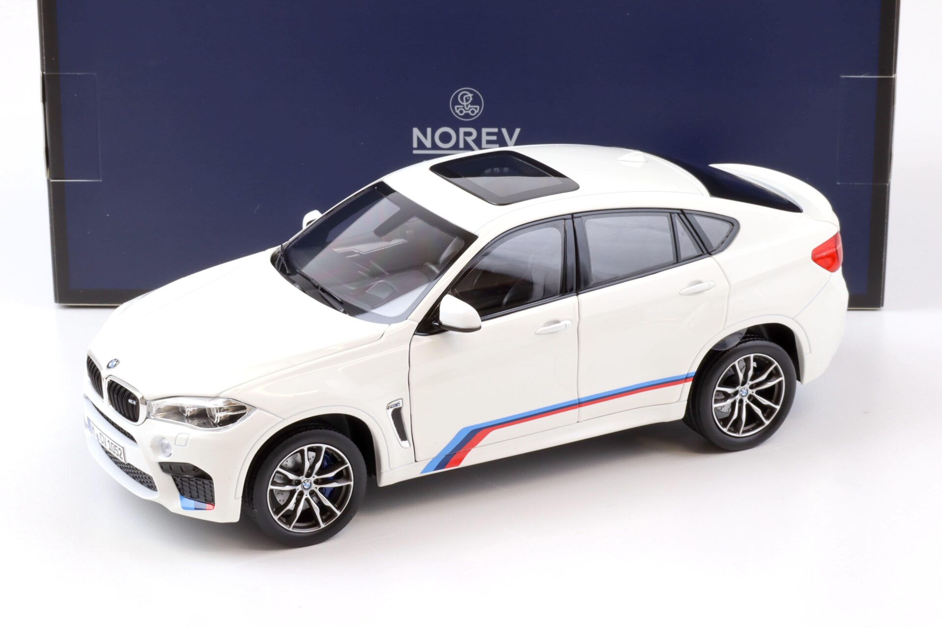 ID 72334 orig.jpg 1:18 Norev BMW X6M (F86) 2015 white - Limited 200 pcs.
