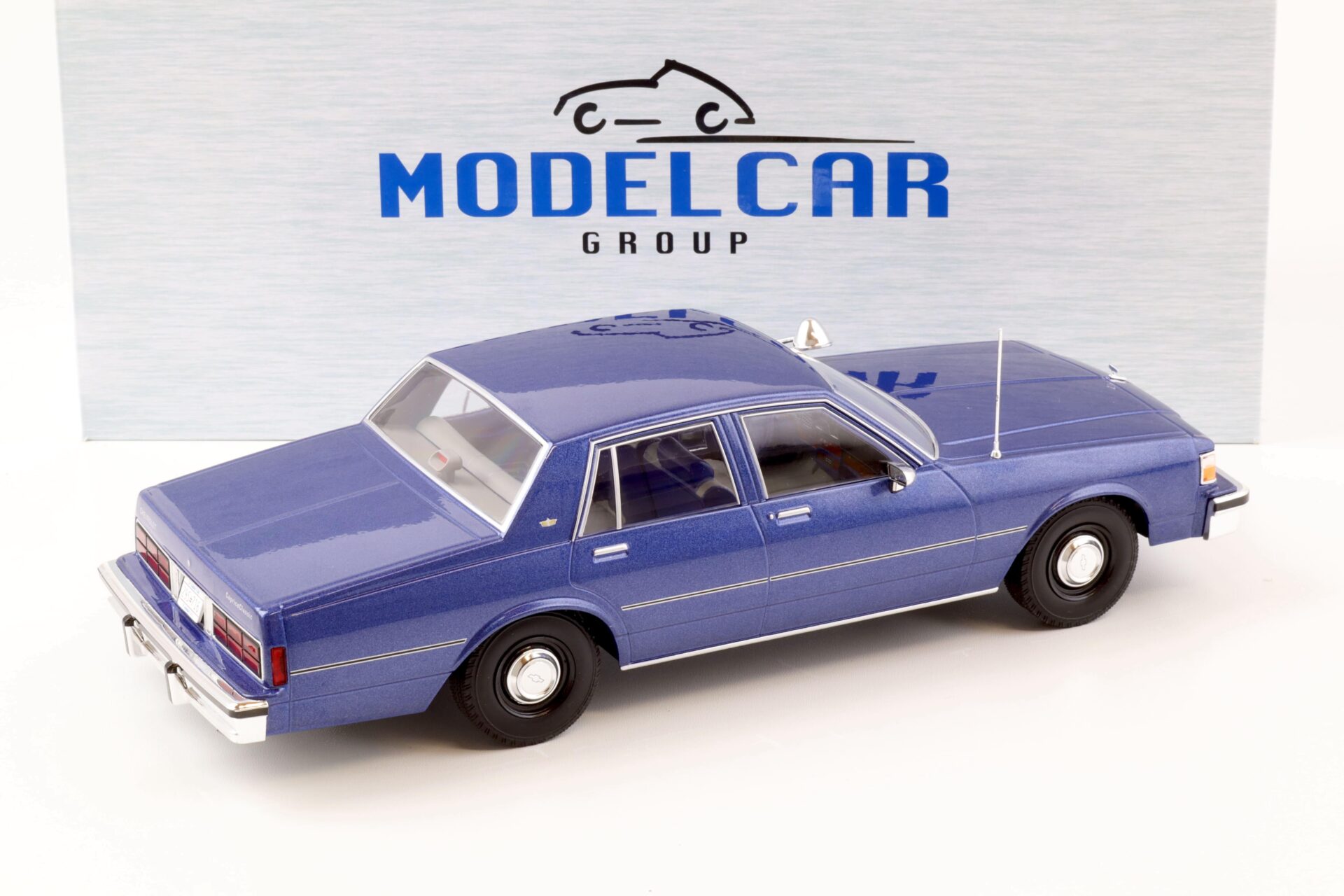 1:18 MCG Chevrolet Caprice FBI Police Car 1987 blue metallic
