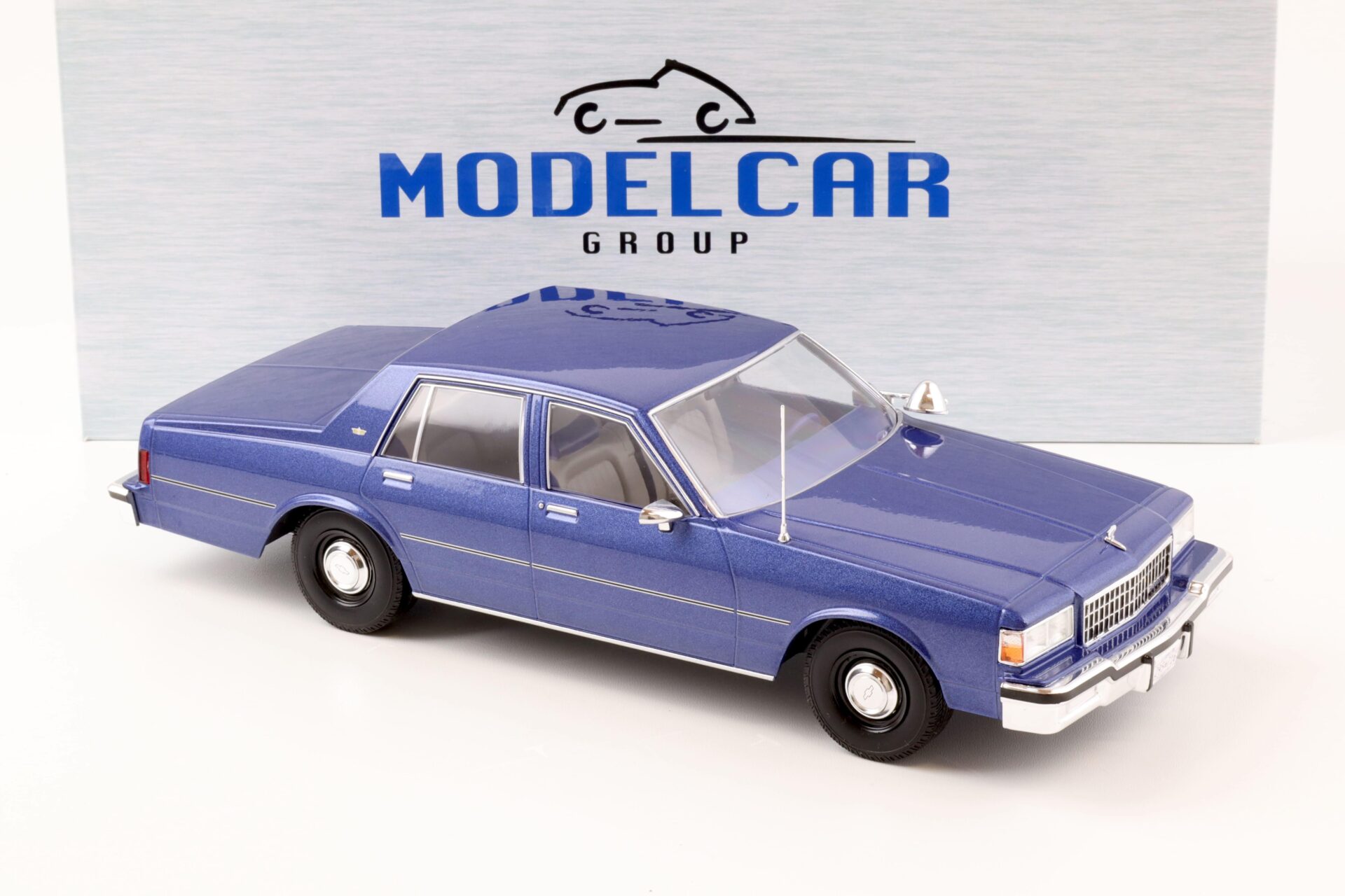1:18 MCG Chevrolet Caprice FBI Police Car 1987 blue metallic