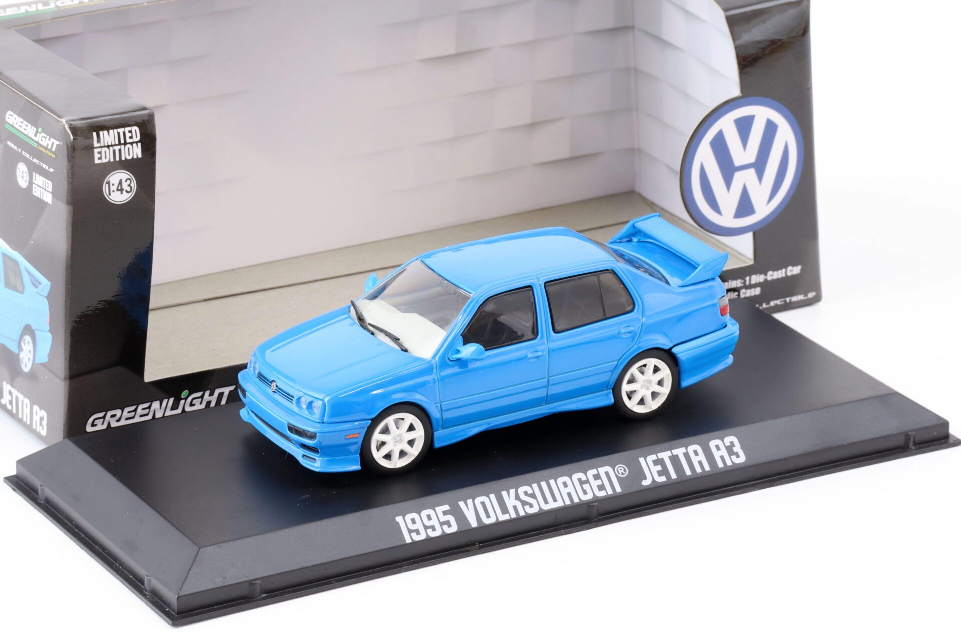 1:43 Greenlight 1995 VW Jetta A3 blue