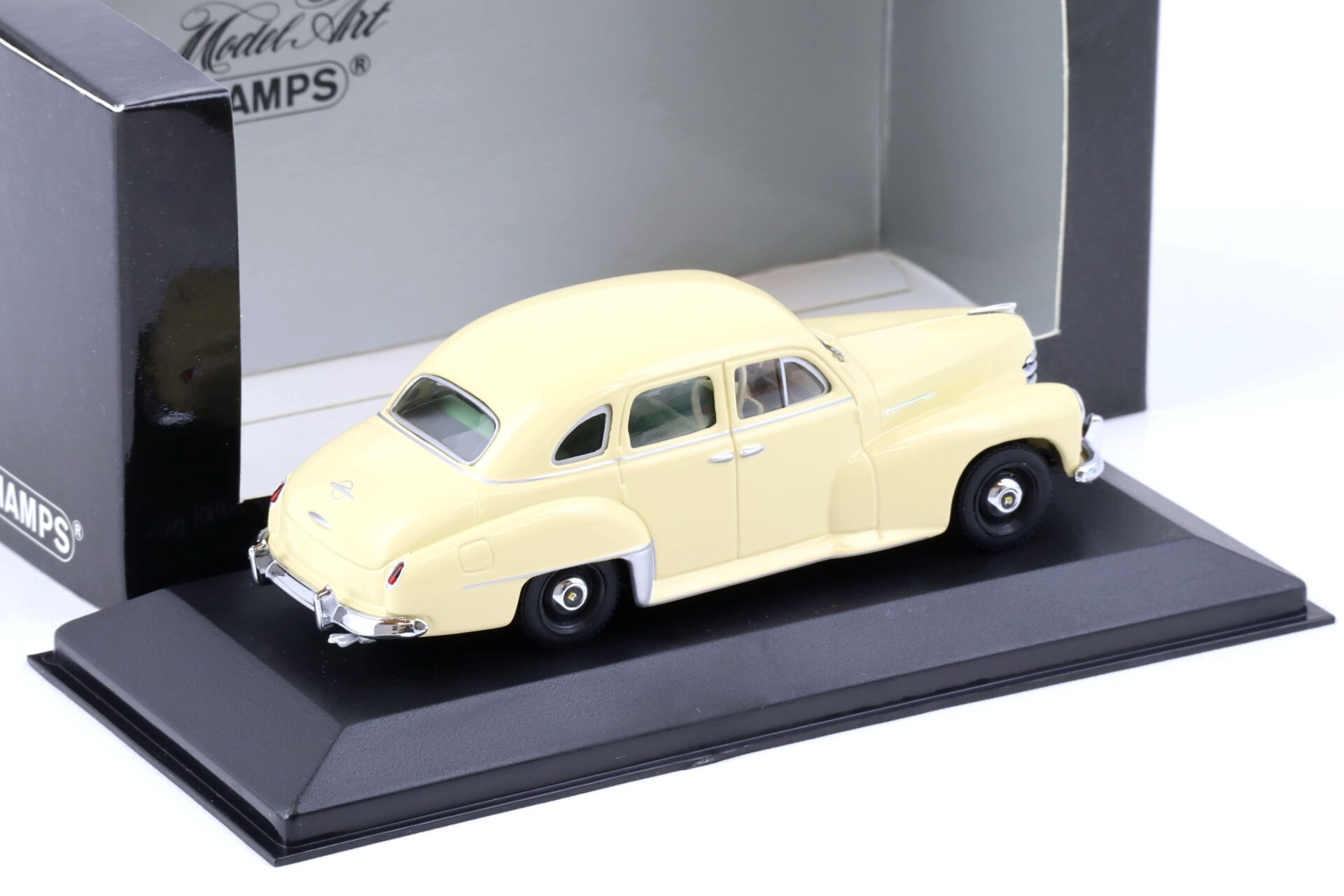 1:43 Minichamps Opel Kapitän 1951-53 Ivory