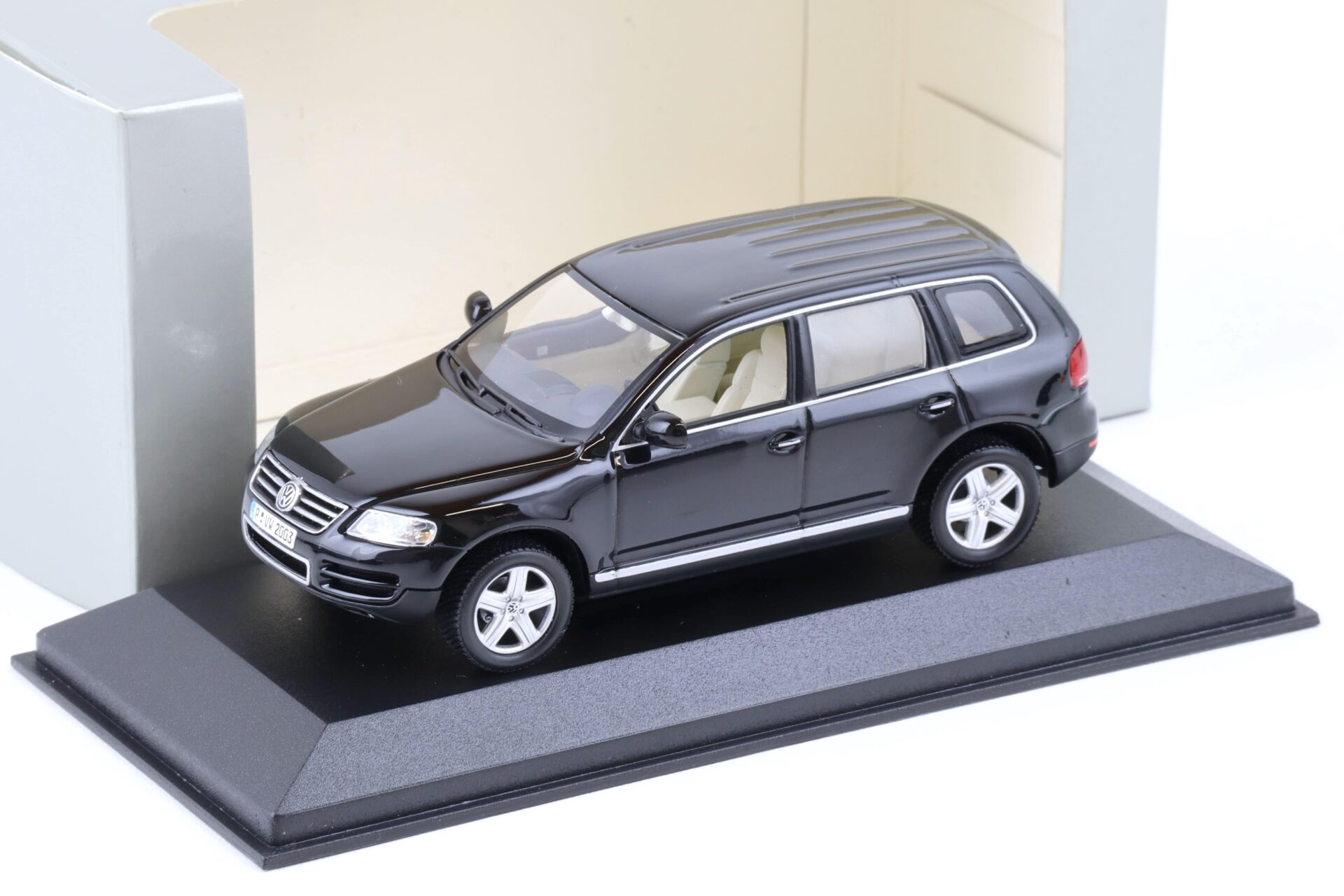 1:43 Minichamps VW Touareg SUV black DEALER VERSION