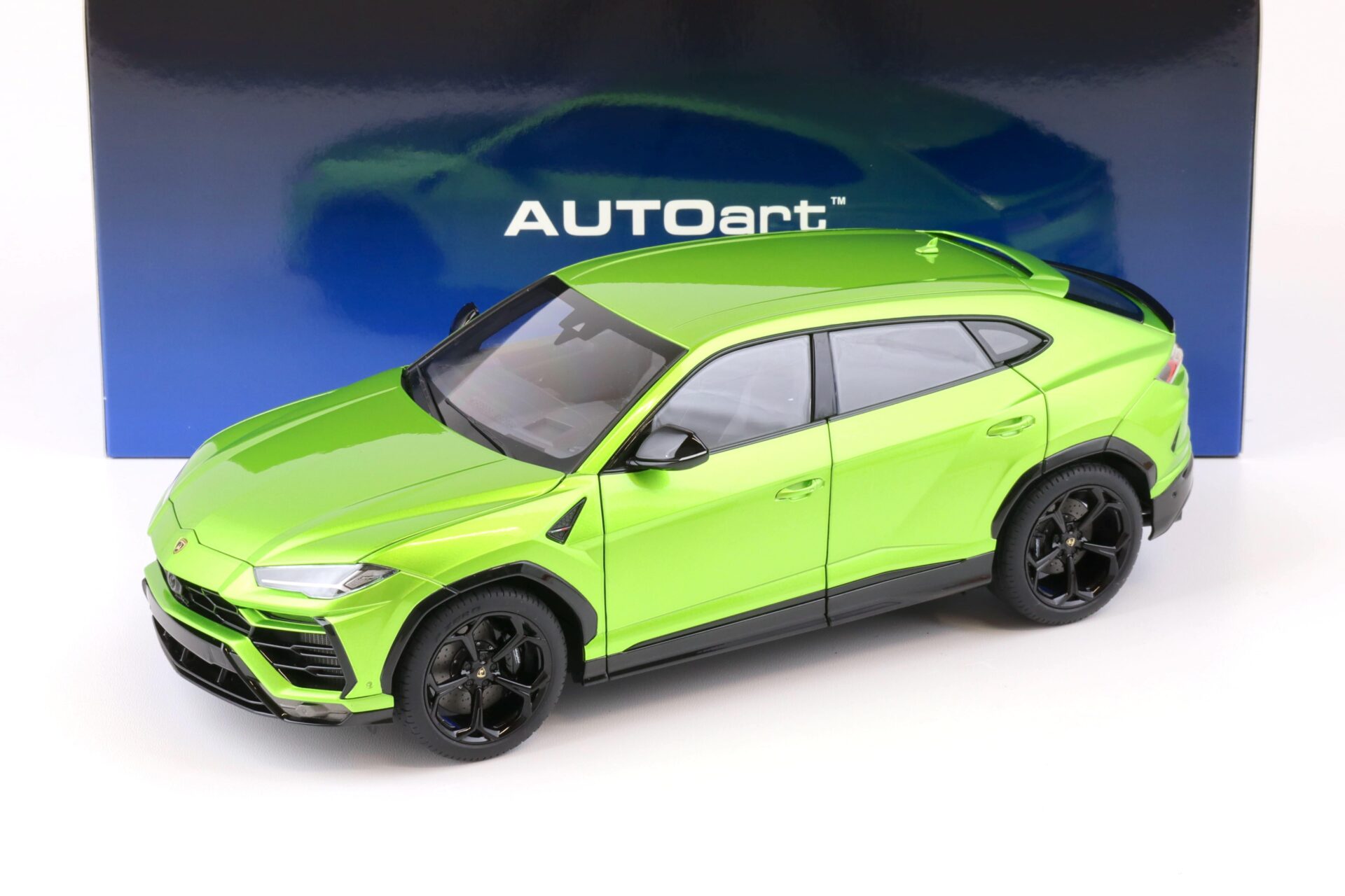 ID 73279 orig.jpg 1:18 AUTOart Lamborghini Urus 2018 Verde Selvans/ pearl green 79169