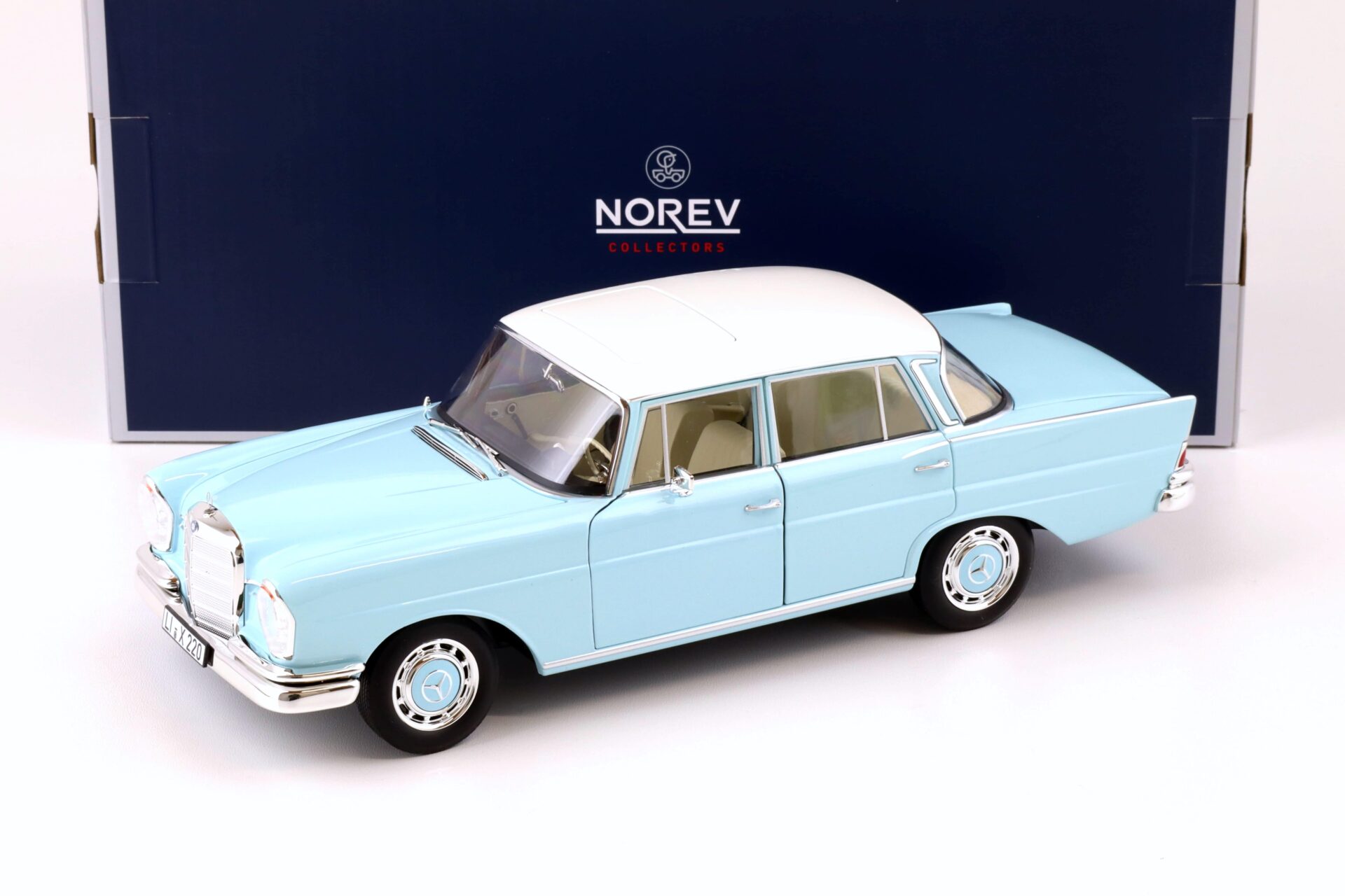 ID 73410 orig.jpg 1:18 Norev Mercedes-Benz 220S Heckflosse W111 light blue 1965