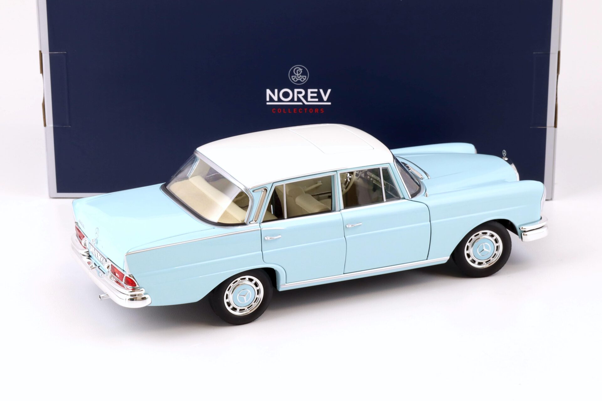 1:18 Norev Mercedes-Benz 220S Heckflosse W111 light blue 1965