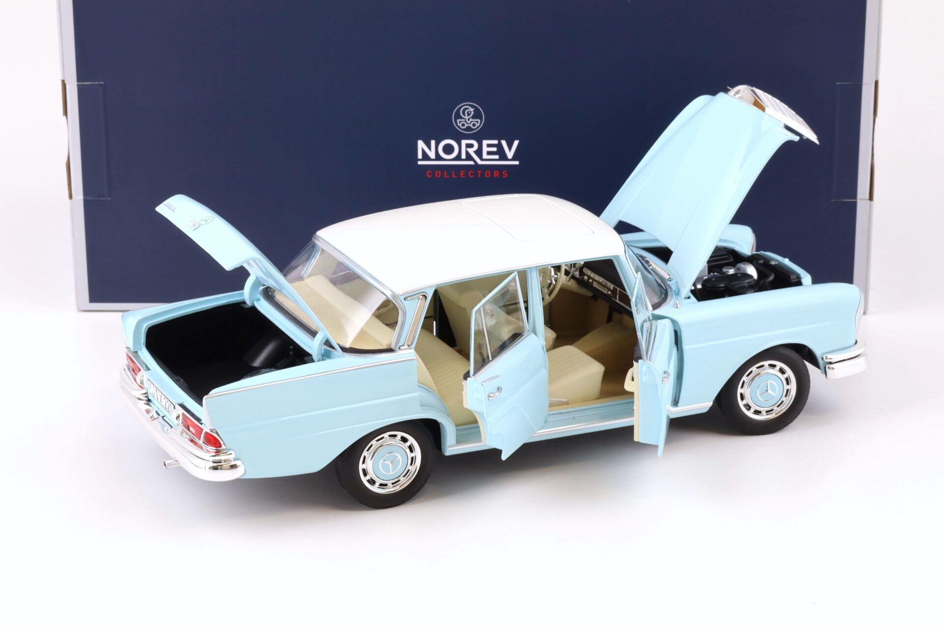 1:18 Norev Mercedes-Benz 220S Heckflosse W111 light blue 1965
