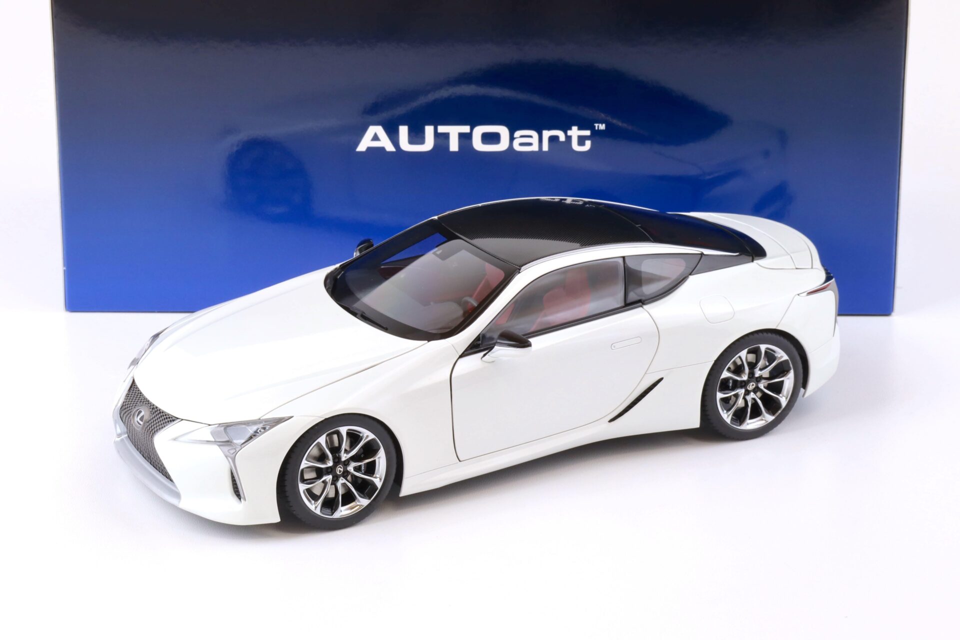 1:18 AUTOart Lexus LC500 Coupe metallic white/ dark rose interior 78872