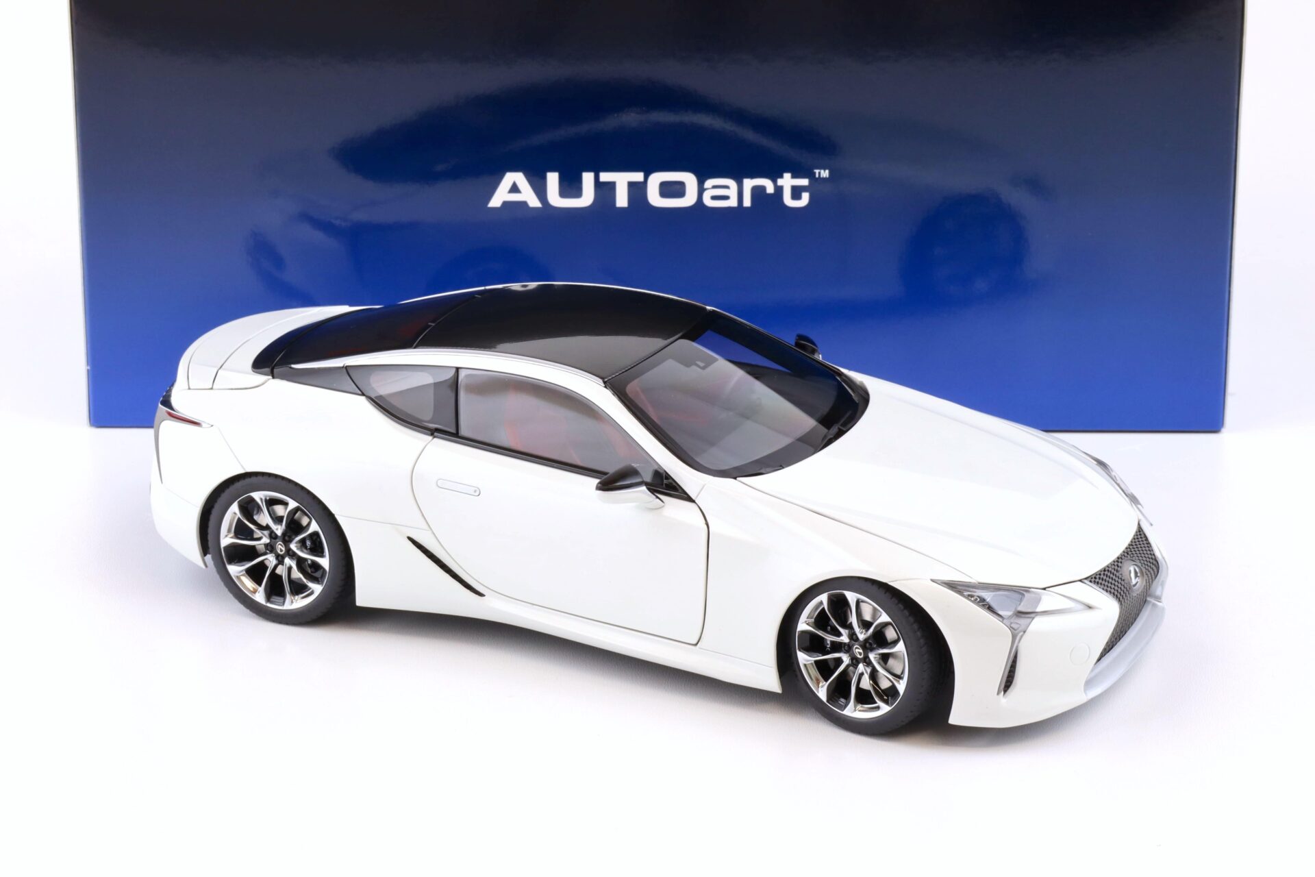 1:18 AUTOart Lexus LC500 Coupe metallic white/ dark rose interior 78872