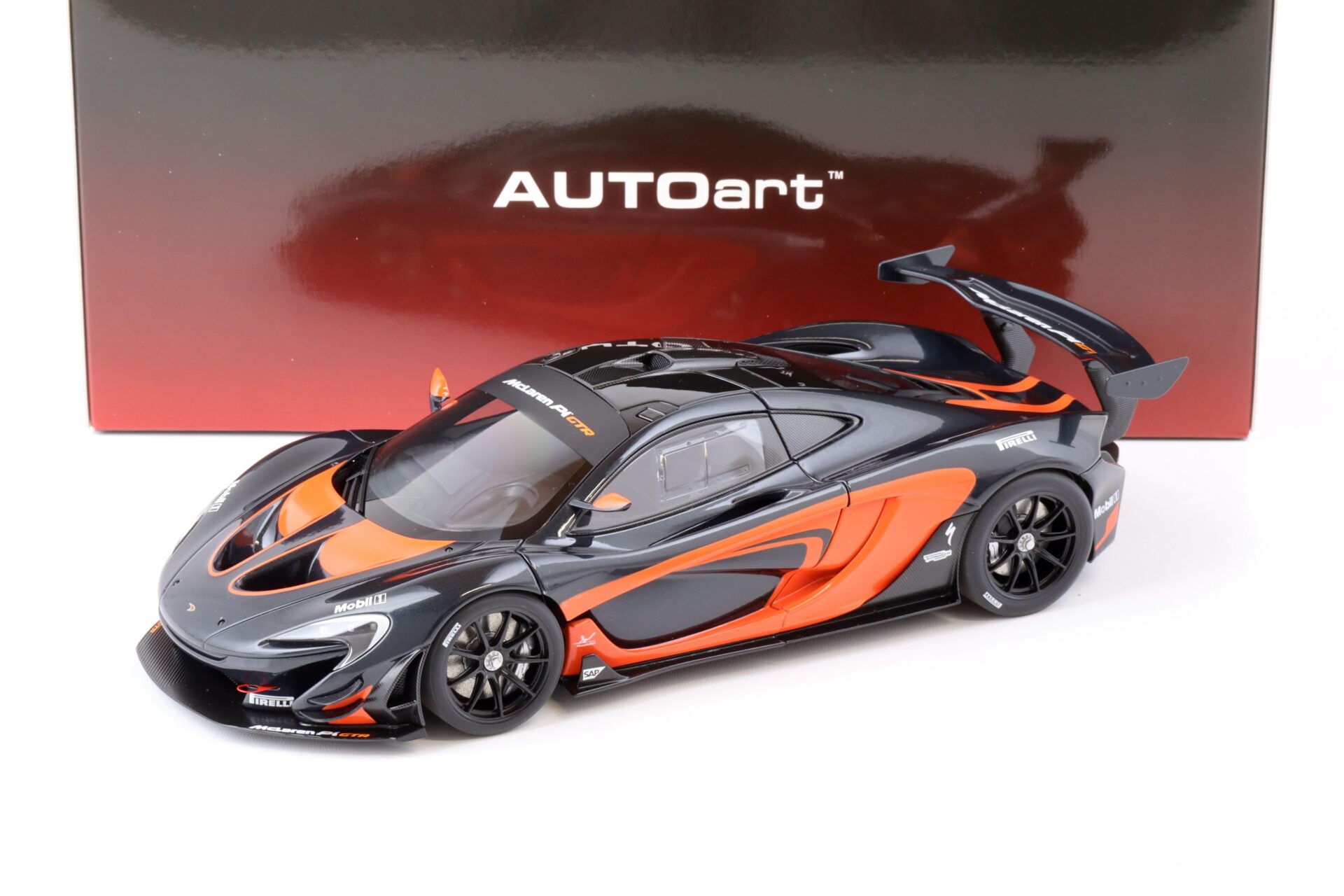 ID 73532 orig.jpg 1:18 AUTOart McLAREN P1 GTR dark hyper silver/ red accents 81543