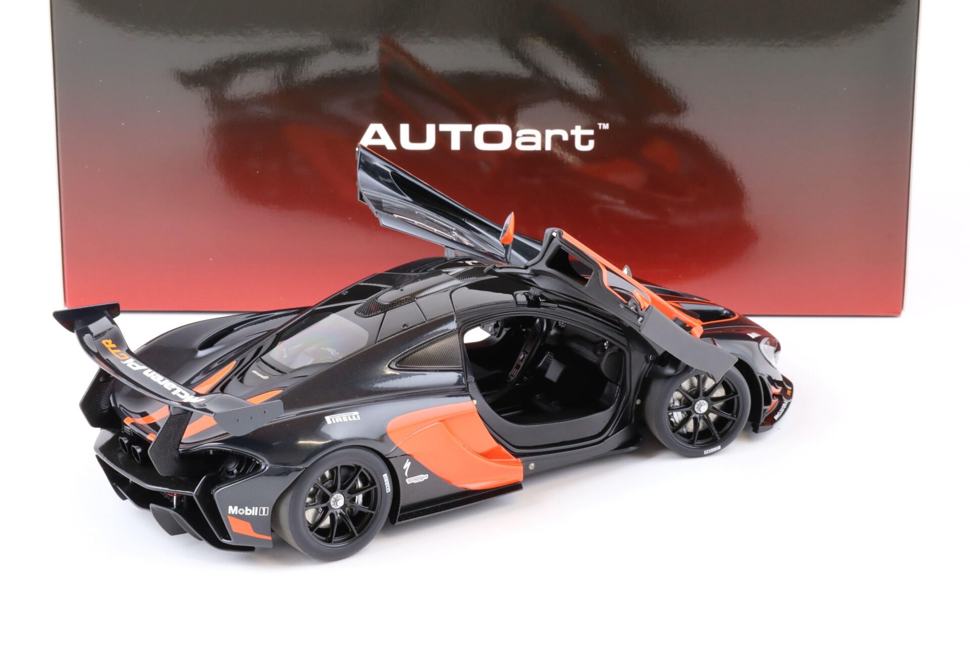 1:18 AUTOart McLAREN P1 GTR dark hyper silver/ red accents 81543