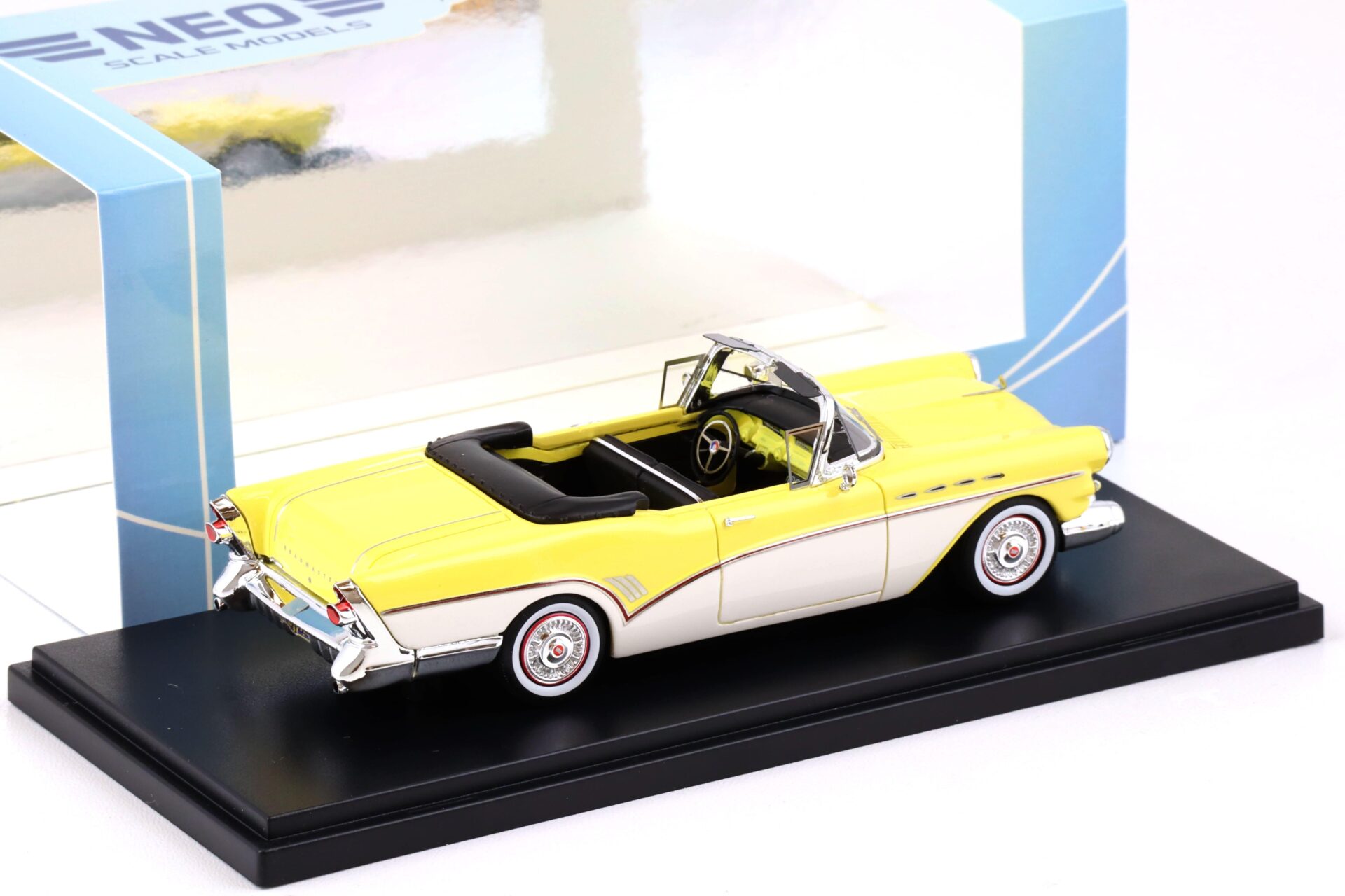 1:43 NEO 1957 Buick Roadmaster Convertible light yellow / white
