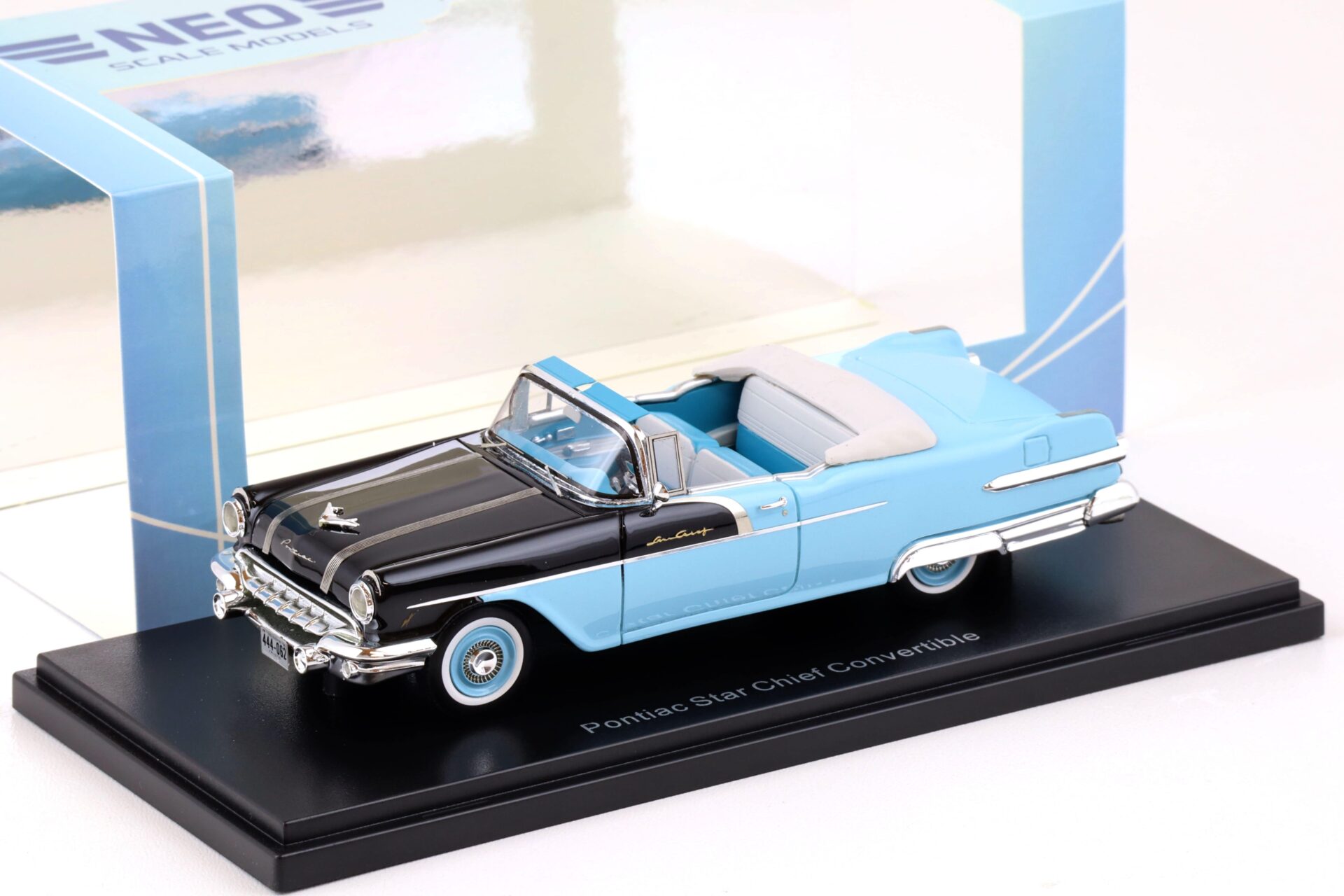 1:43 NEO Pontiac Star Chief Convertible black / blue