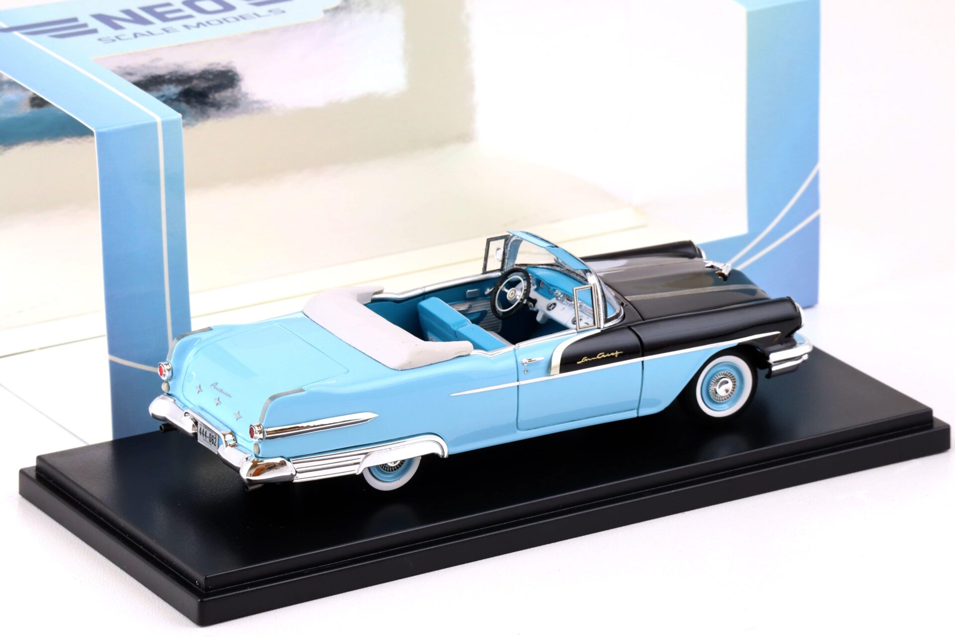 1:43 NEO Pontiac Star Chief Convertible black / blue