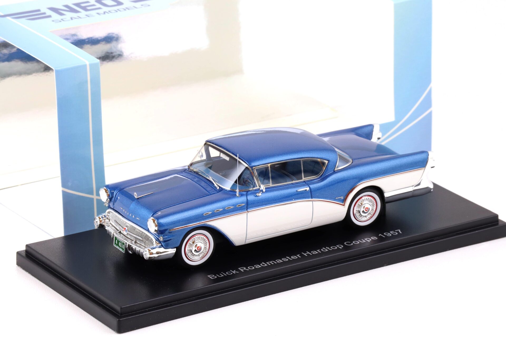 1:43 NEO 1957 Buick Roadmaster Hardtop metallic blue / white