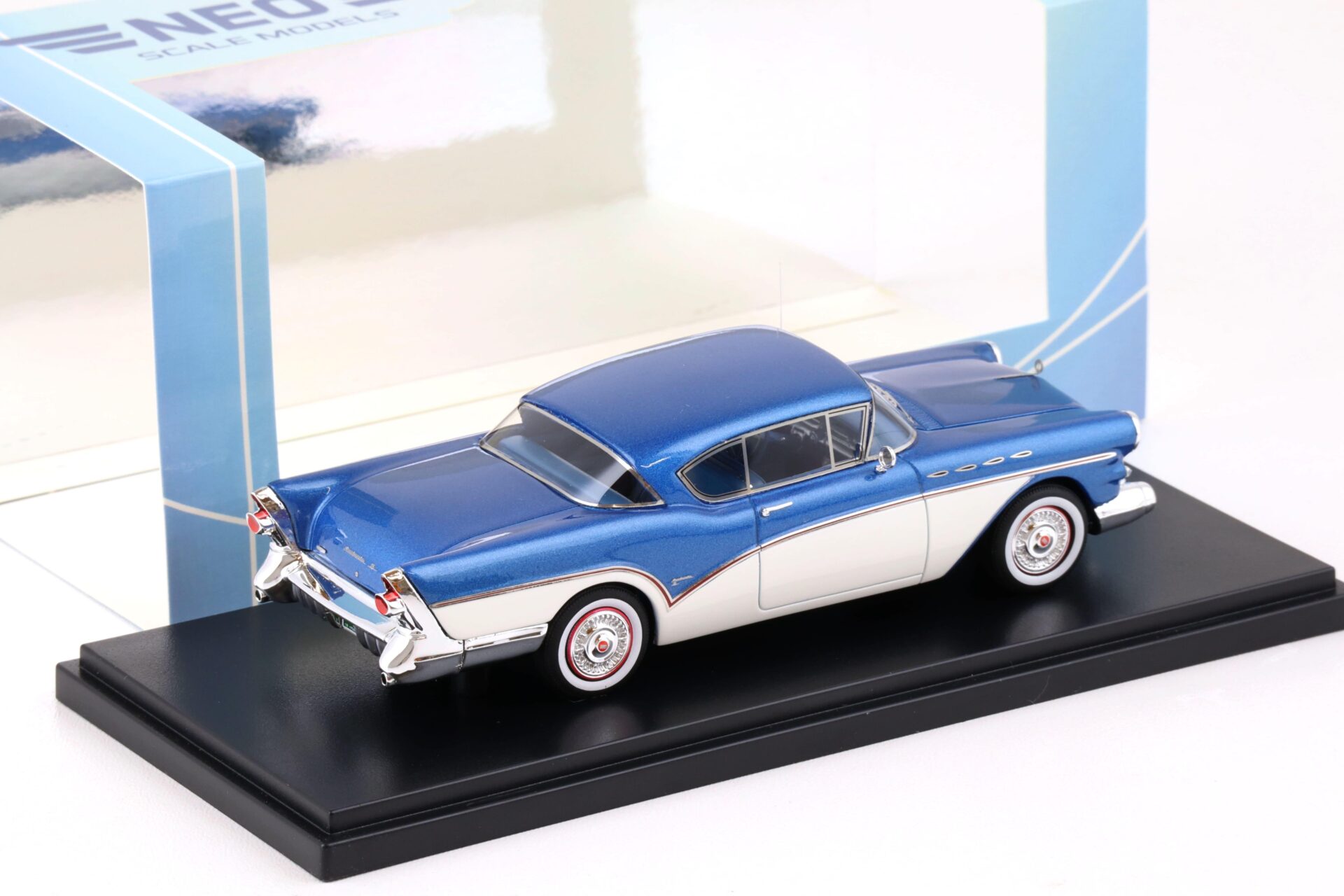 1:43 NEO 1957 Buick Roadmaster Hardtop metallic blue / white