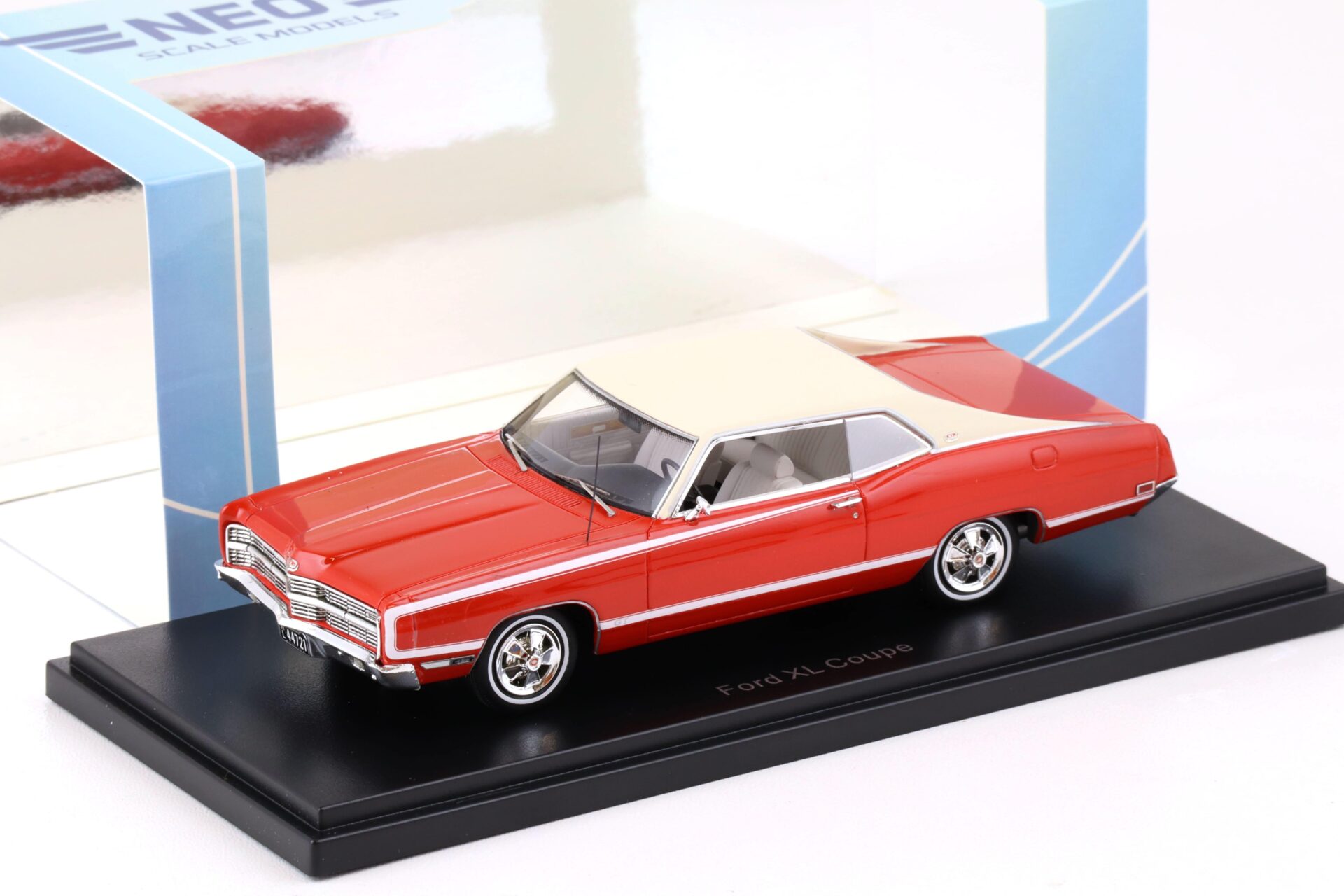 1:43 NEO Ford XL Coupe red / light beige