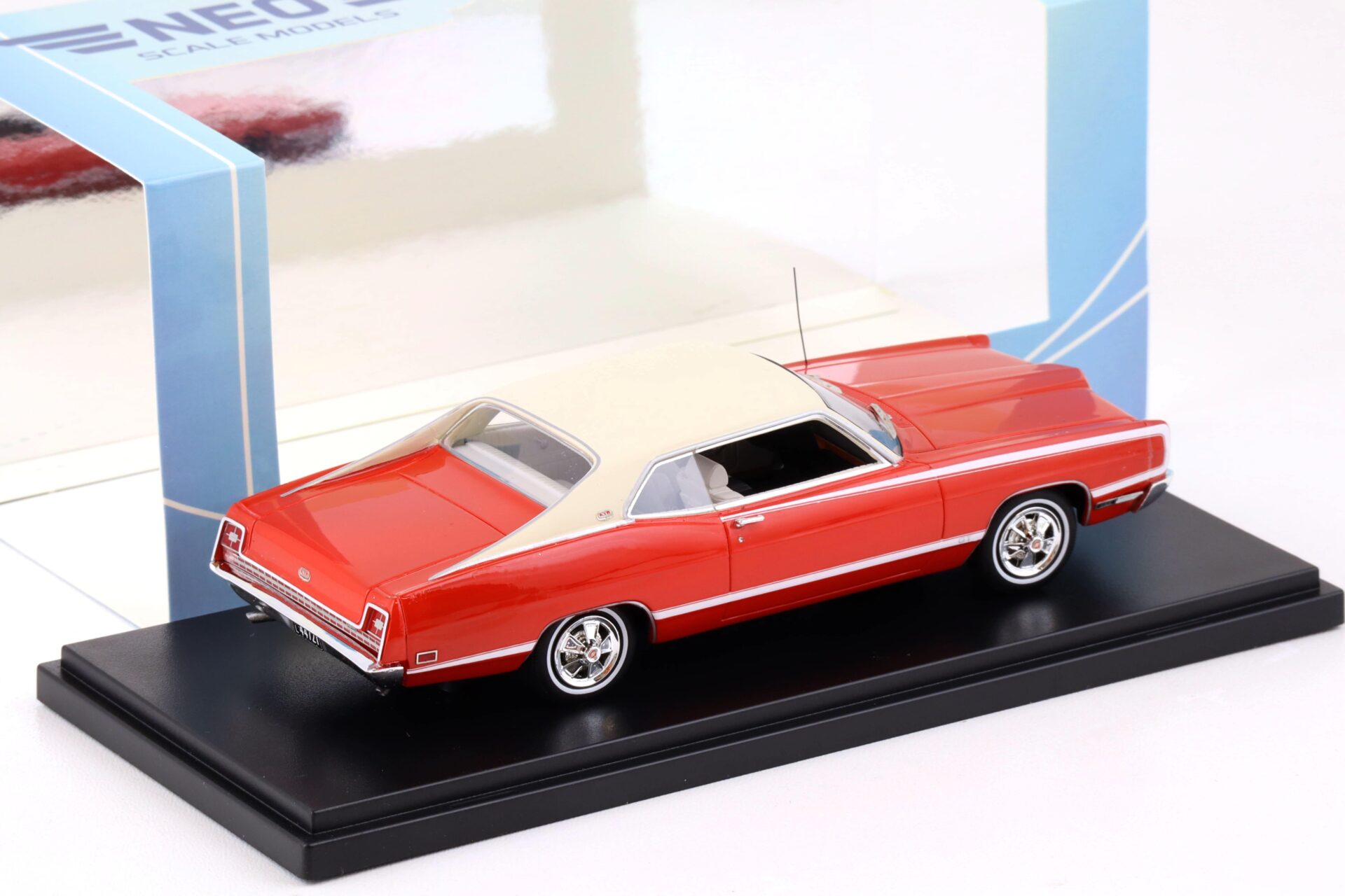 1:43 NEO Ford XL Coupe red / light beige