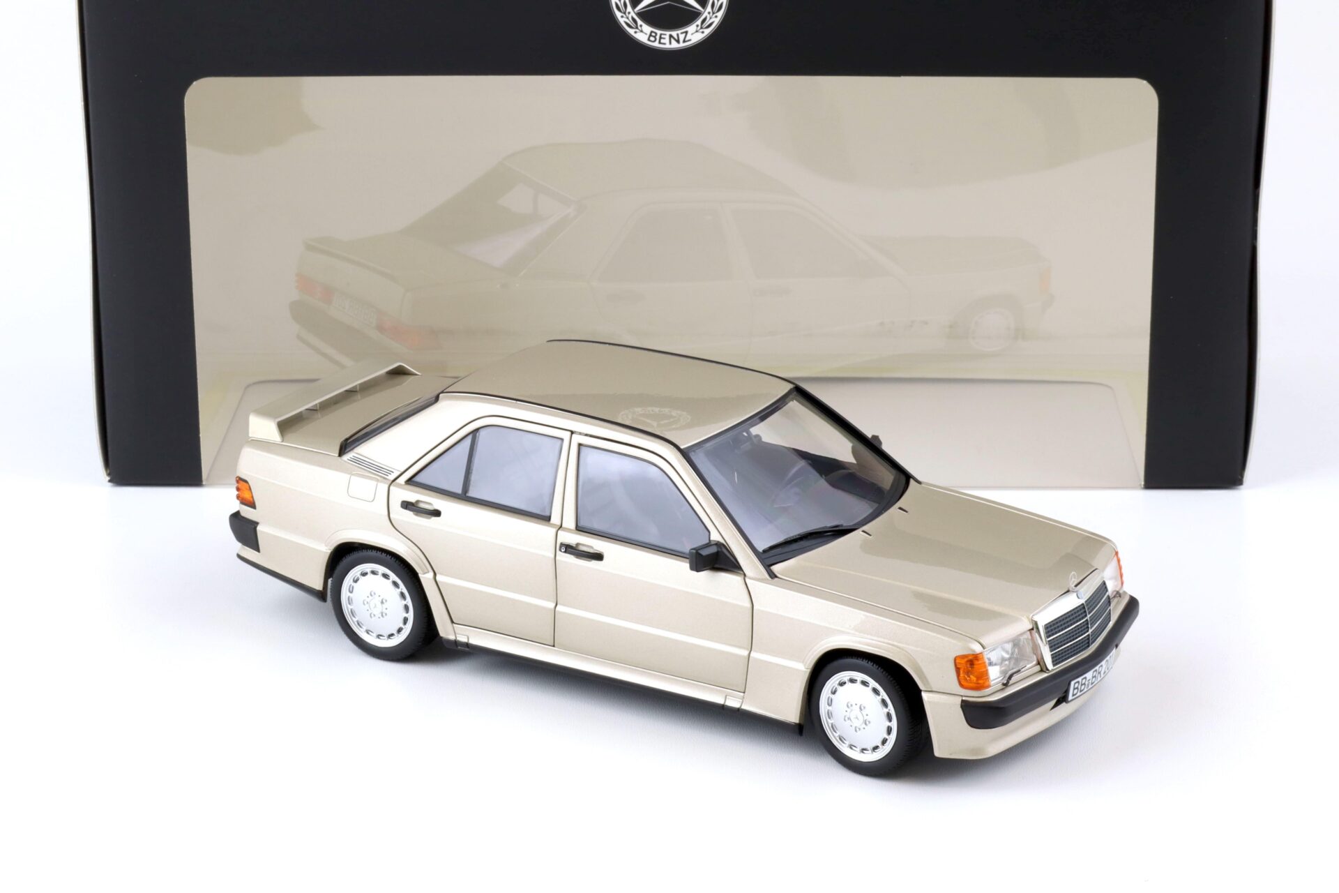 1:18 Norev Mercedes 190E 2.3-16 W201 Limousine smoke silver DEALER VERSION