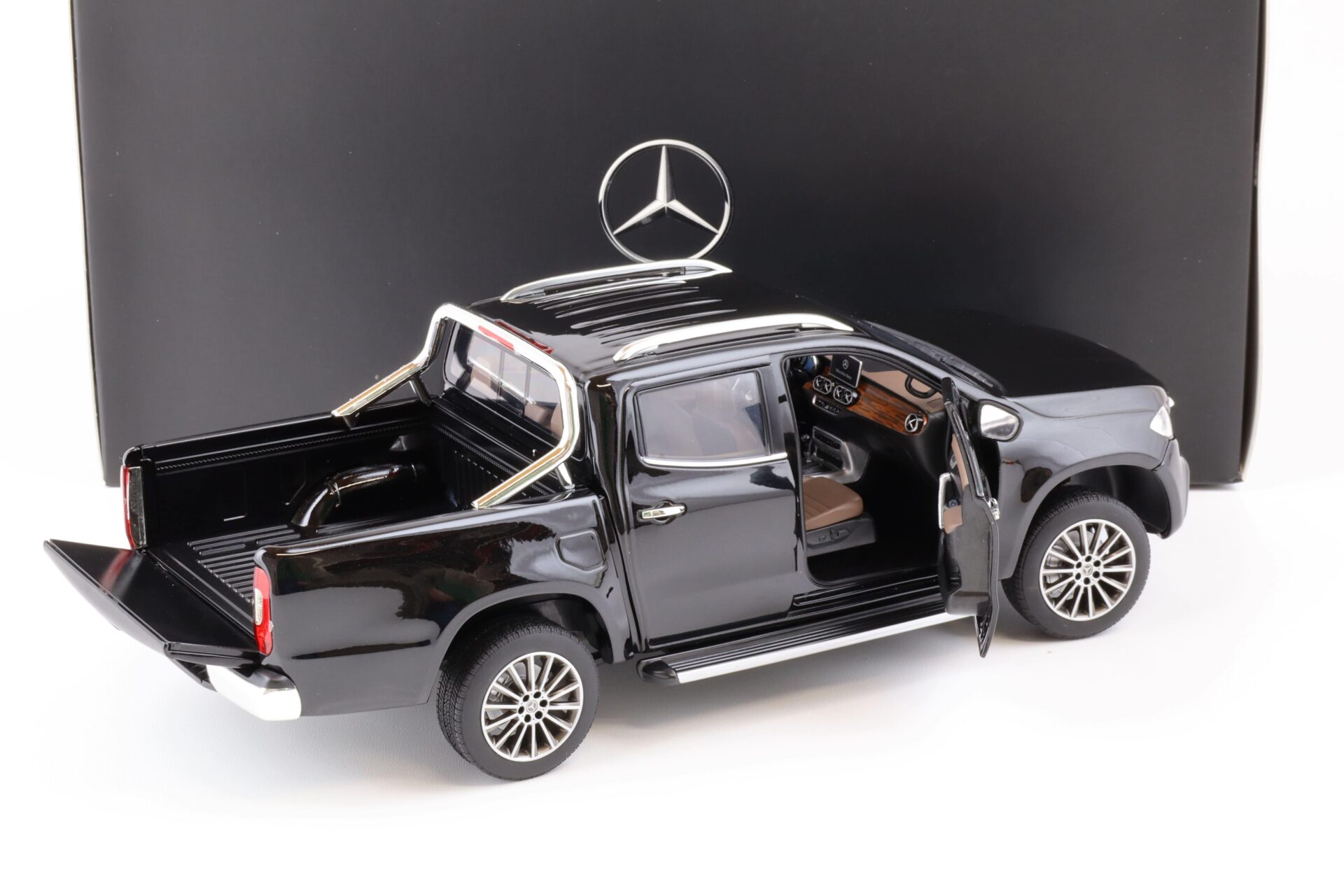 1:18 Norev Mercedes X-Klasse BR470 kabara black DEALER VERSION