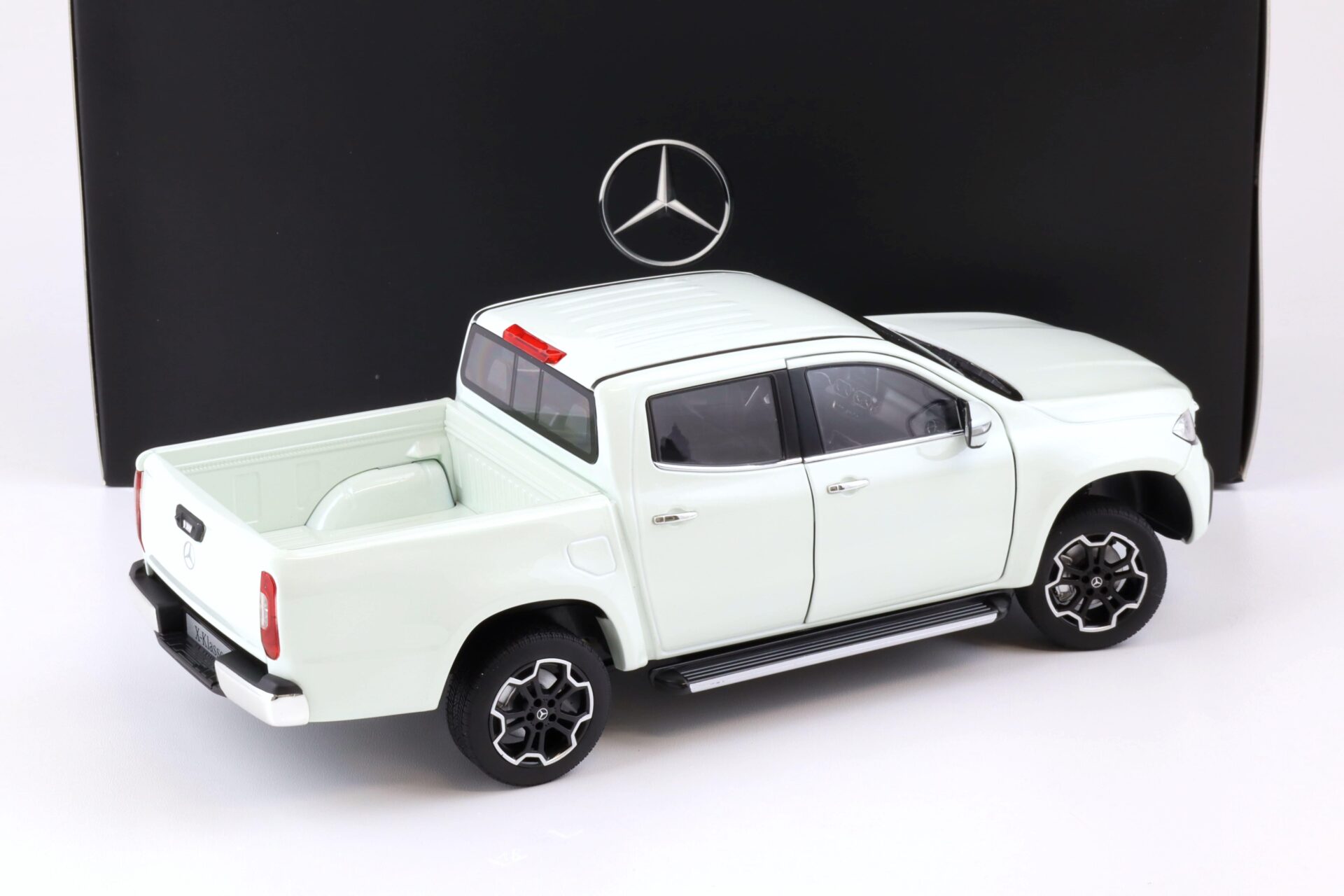 1:18 Norev Mercedes X-Klasse BR470 bering white DEALER VERSION