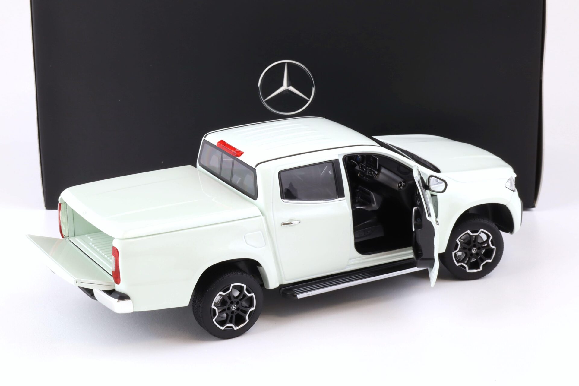 1:18 Norev Mercedes X-Klasse BR470 bering white DEALER VERSION