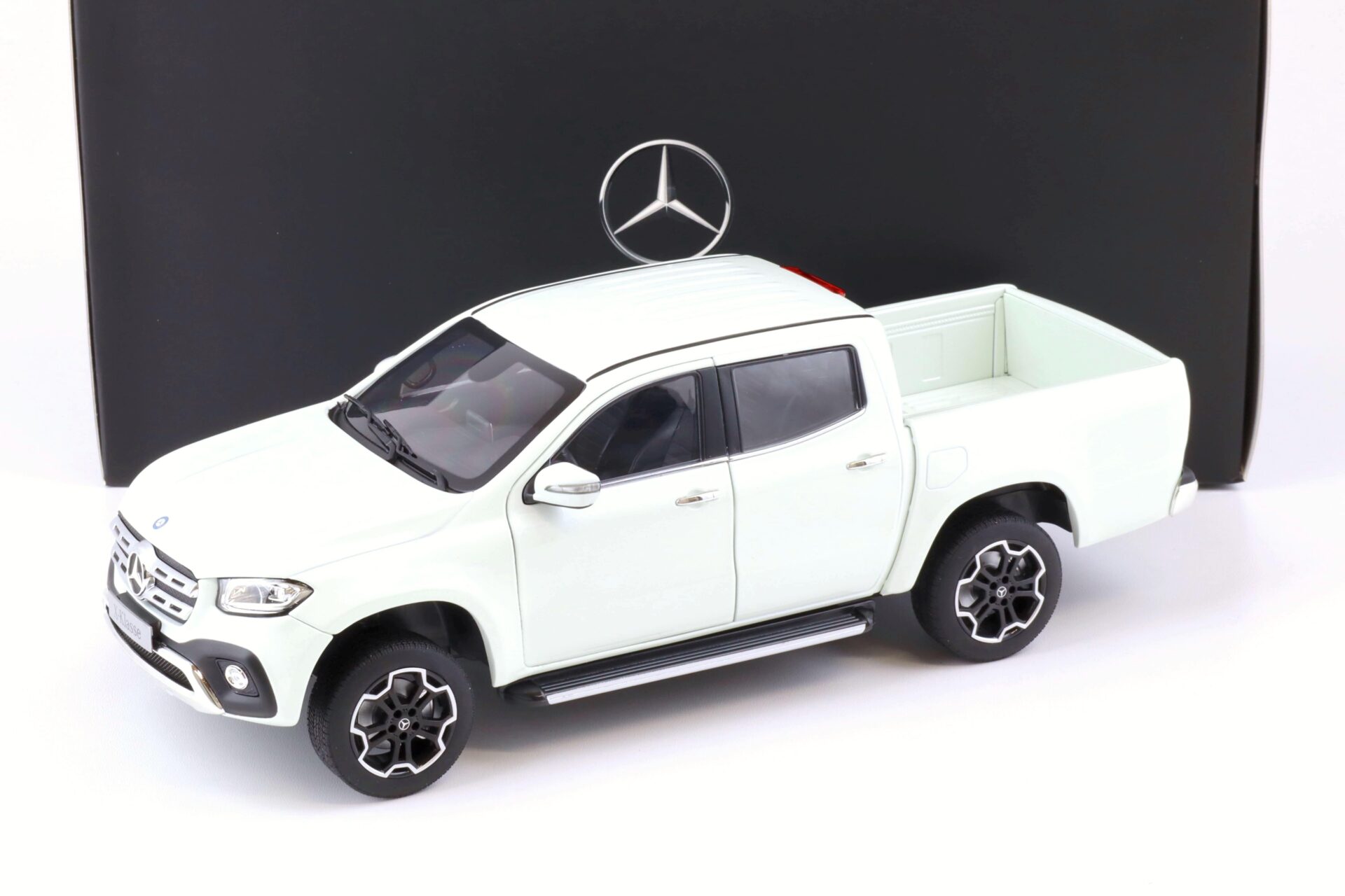 1:18 Norev Mercedes X-Klasse BR470 bering white DEALER VERSION