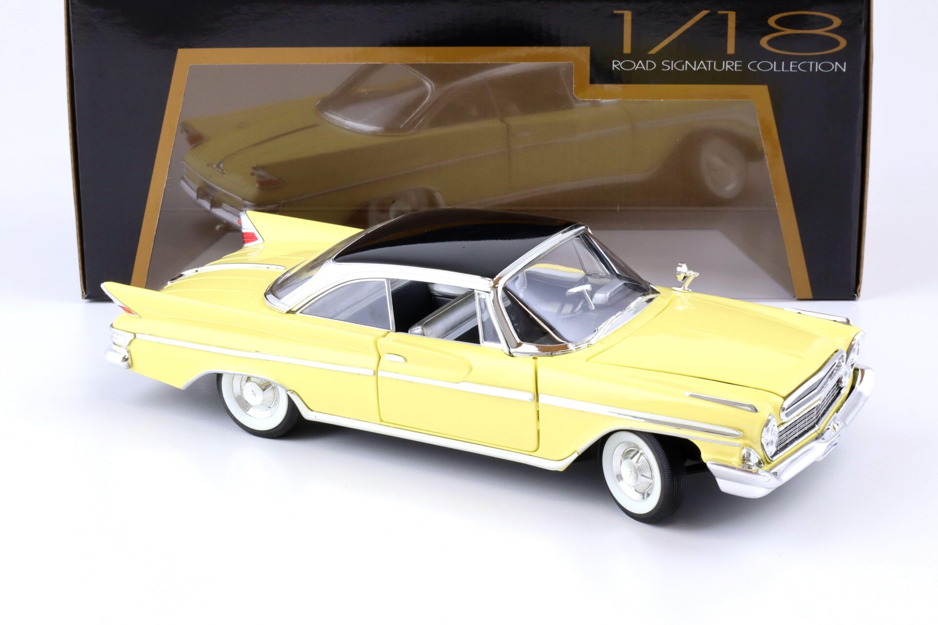 1:18 Road Signature 1961 Desoto Adventurer yellow with black roof