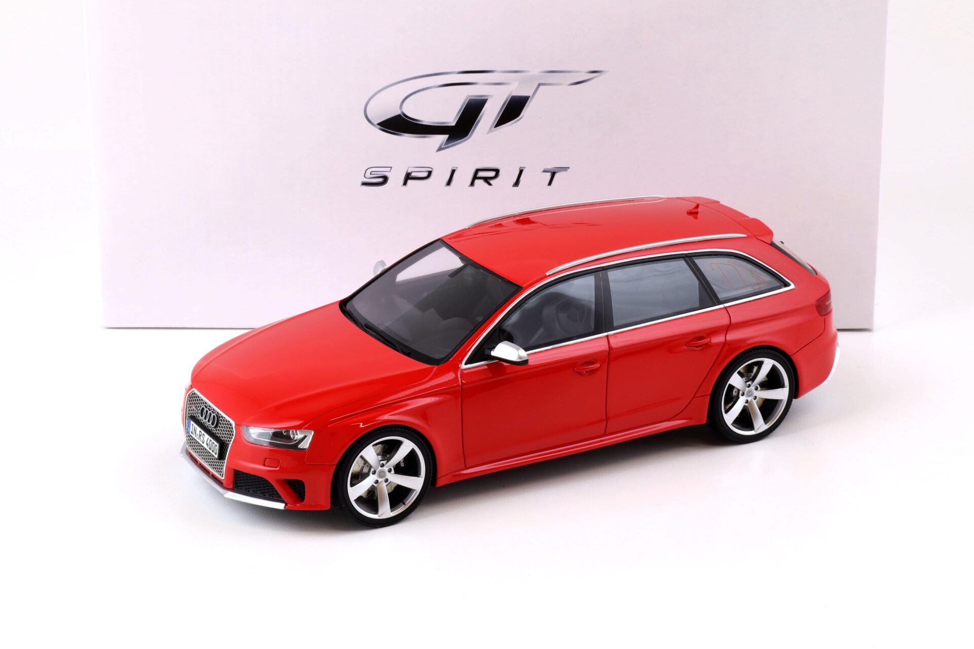 1:18 GT Spirit GT016A Audi A4 RS4 Avant 2013 red
