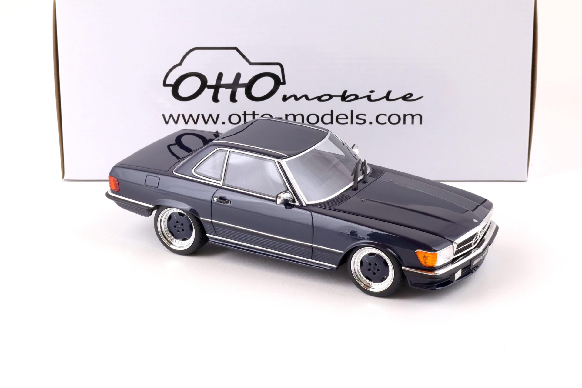 1:18 OTTO mobile OT342 Mercedes 560SL 6.0 AMG R107 Midnight blue 1979