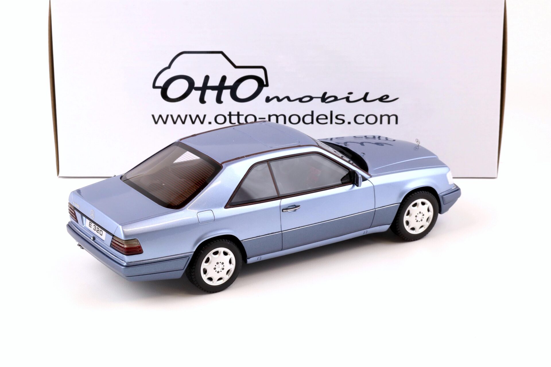 1:18 OTTO mobile OT682 Mercedes E320 (C124) Coupe 1986 blue metallic