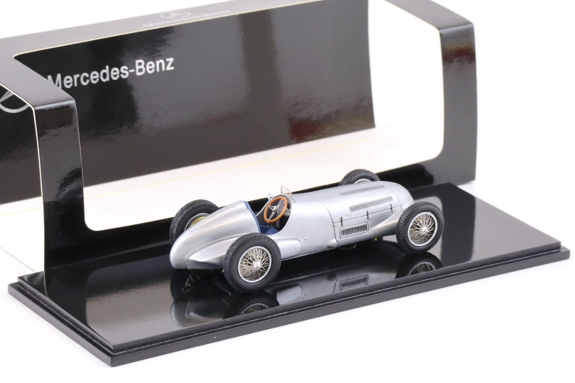 1:43 Spark Mercedes W125 Silberpfeil 1937 silver DEALER VERSION