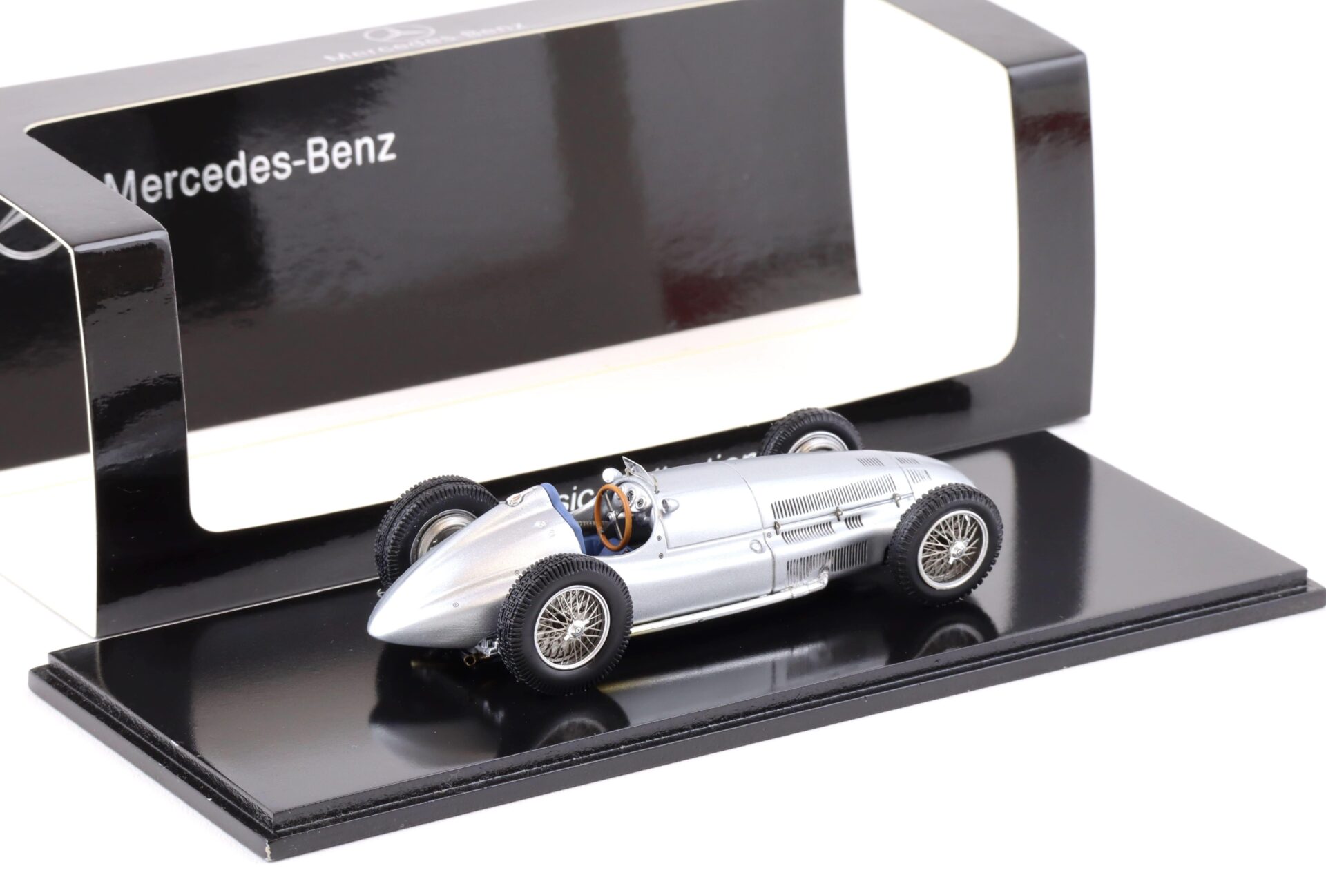 1:43 Spark Mercedes W154 / W163 Silberpfeil silver 1939 DEALER VERSION