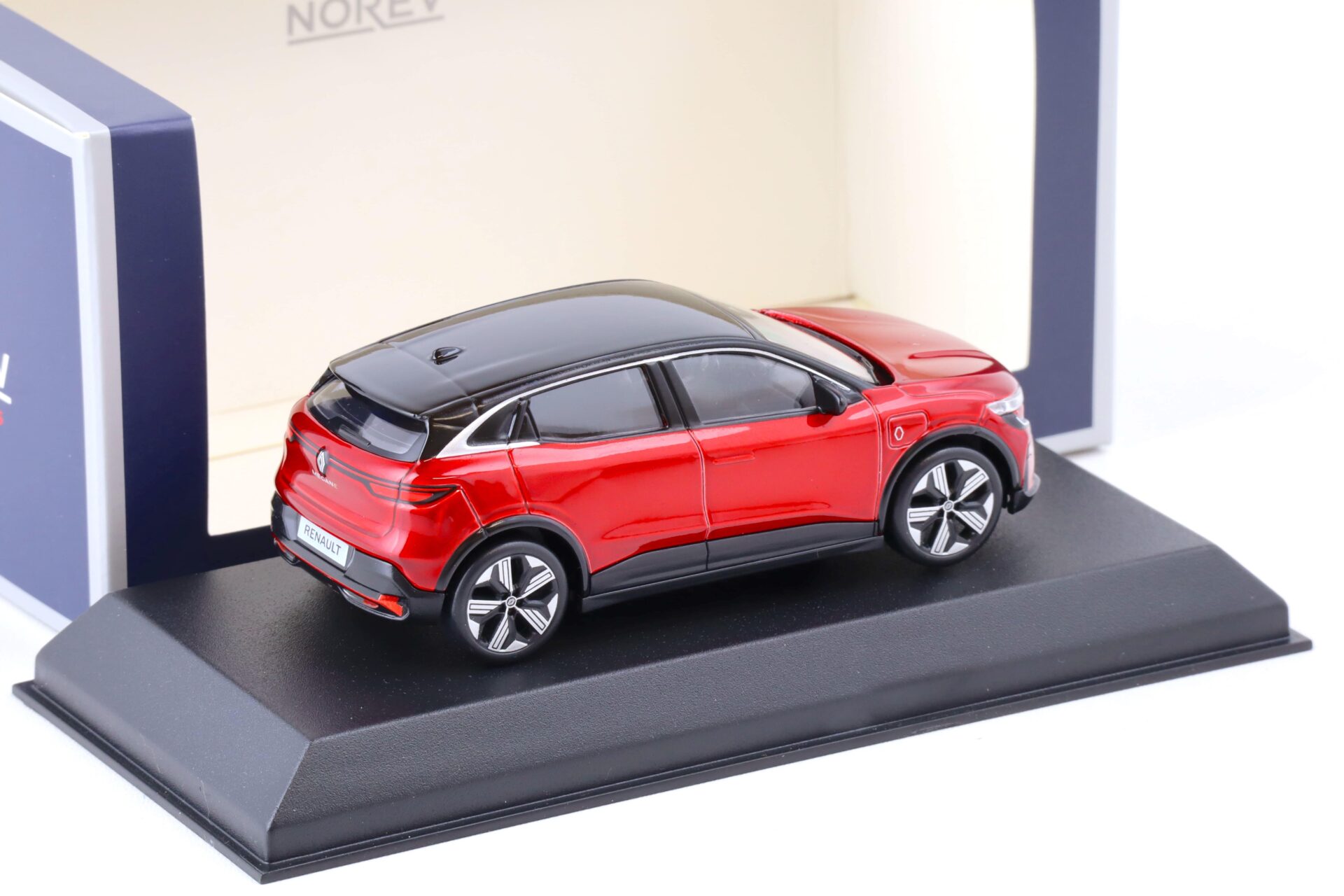 1:43 Norev Renault Megane E-Tech 100% Electric 2022 Flame red & black 517921