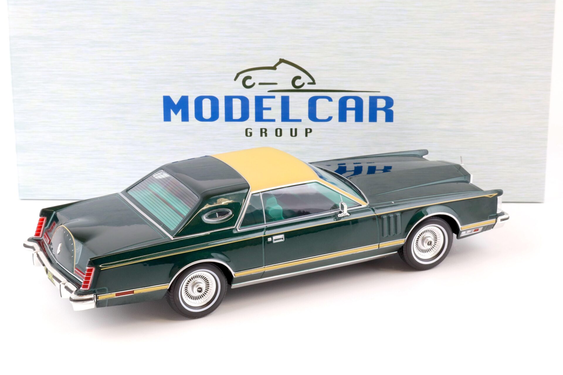 1:18 MCG Lincoln Continental Mark V 1978 dark green metallic/ beige
