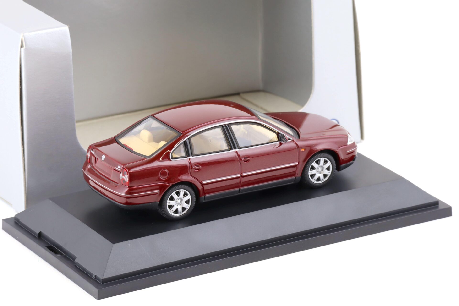 1:43 Schuco VW Passat V6 Limousine B5 dark red DEALER VERSION