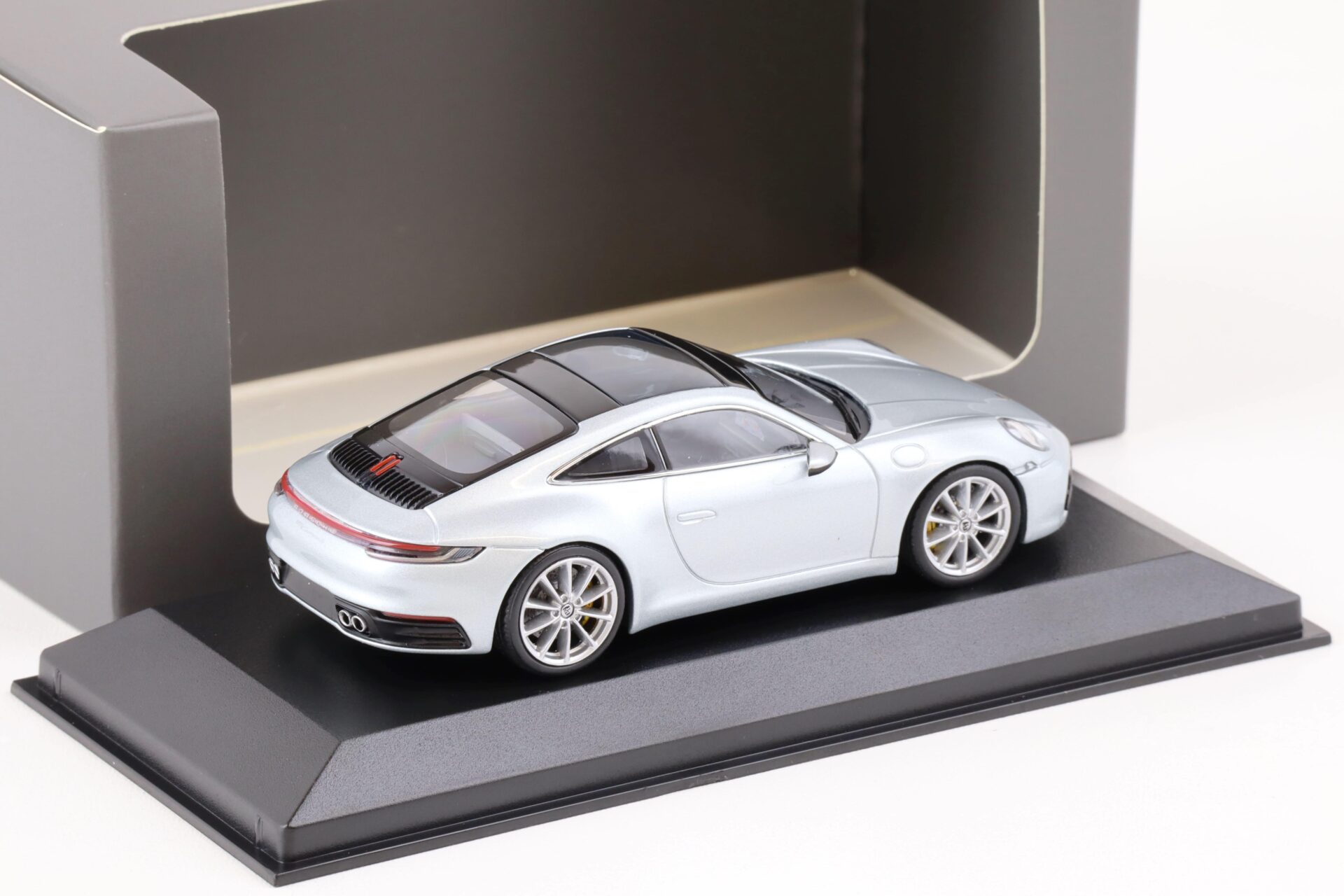 1:43 Minichamps Porsche 911 (992) Carrera S Coupe Dolomit silver WAP DEALER