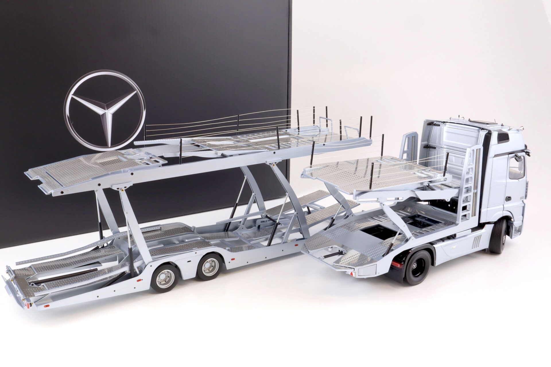 1:18 NZG Mercedes Actros Autotransporter LKW Edition 1 silver DEALER VERSION