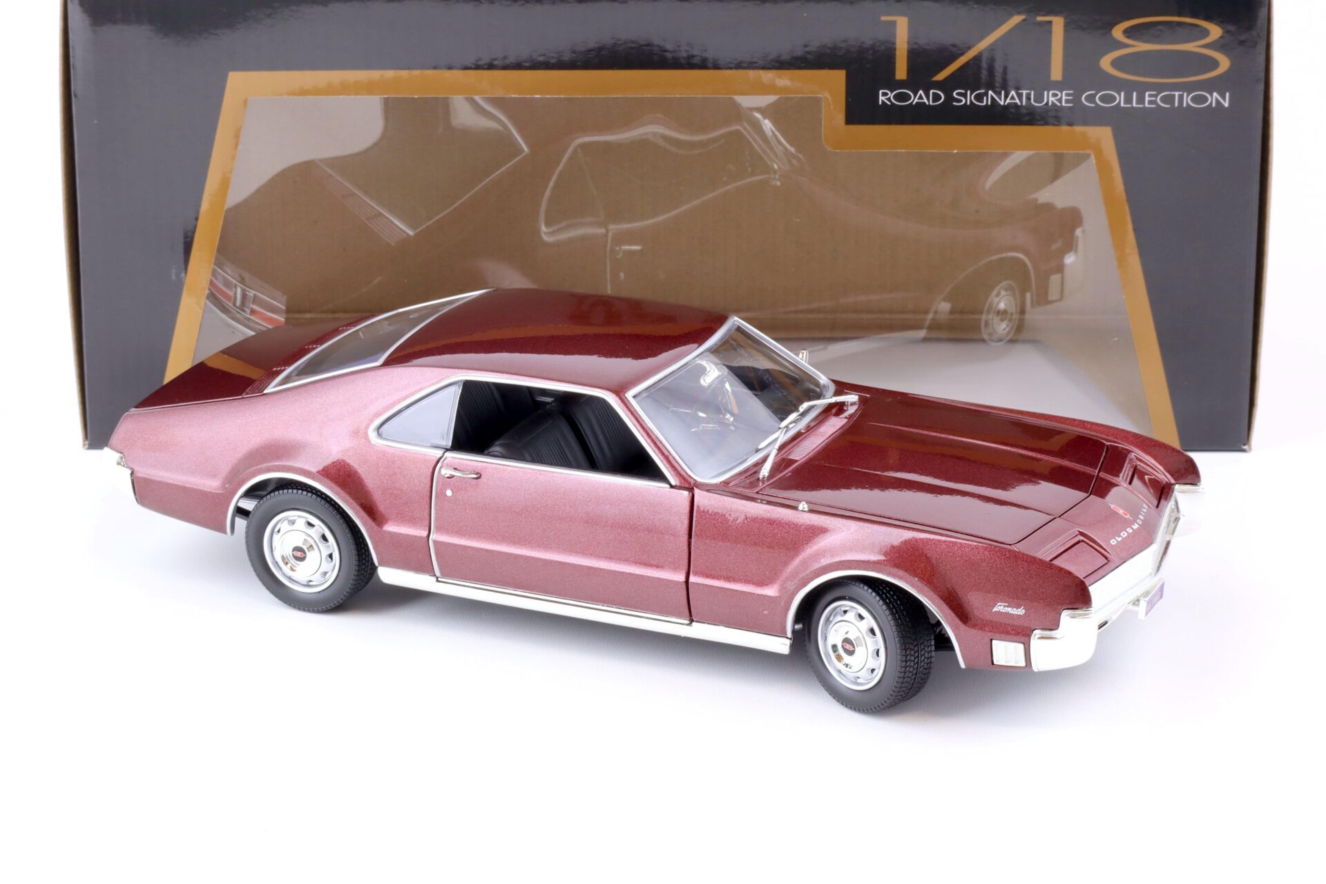 1:18 Road Signature 1966 Oldsmobile Tornado burgundy metallic