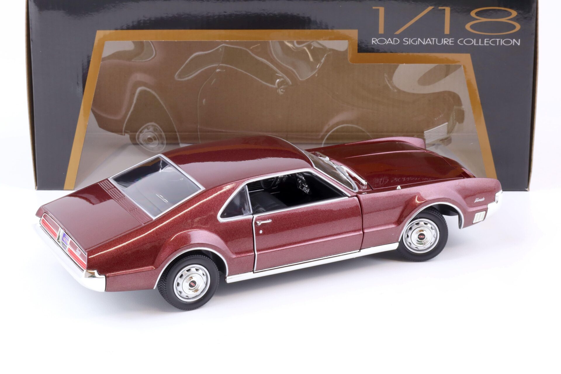1:18 Road Signature 1966 Oldsmobile Tornado burgundy metallic