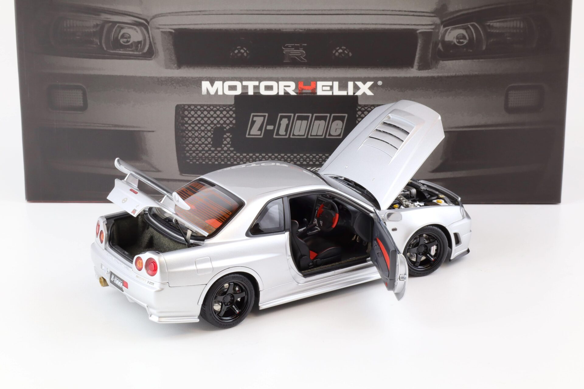 1:18 Motorhelix Nissan Skyline GT-R (R34) Z-Tune Nismo silver + engine M83404