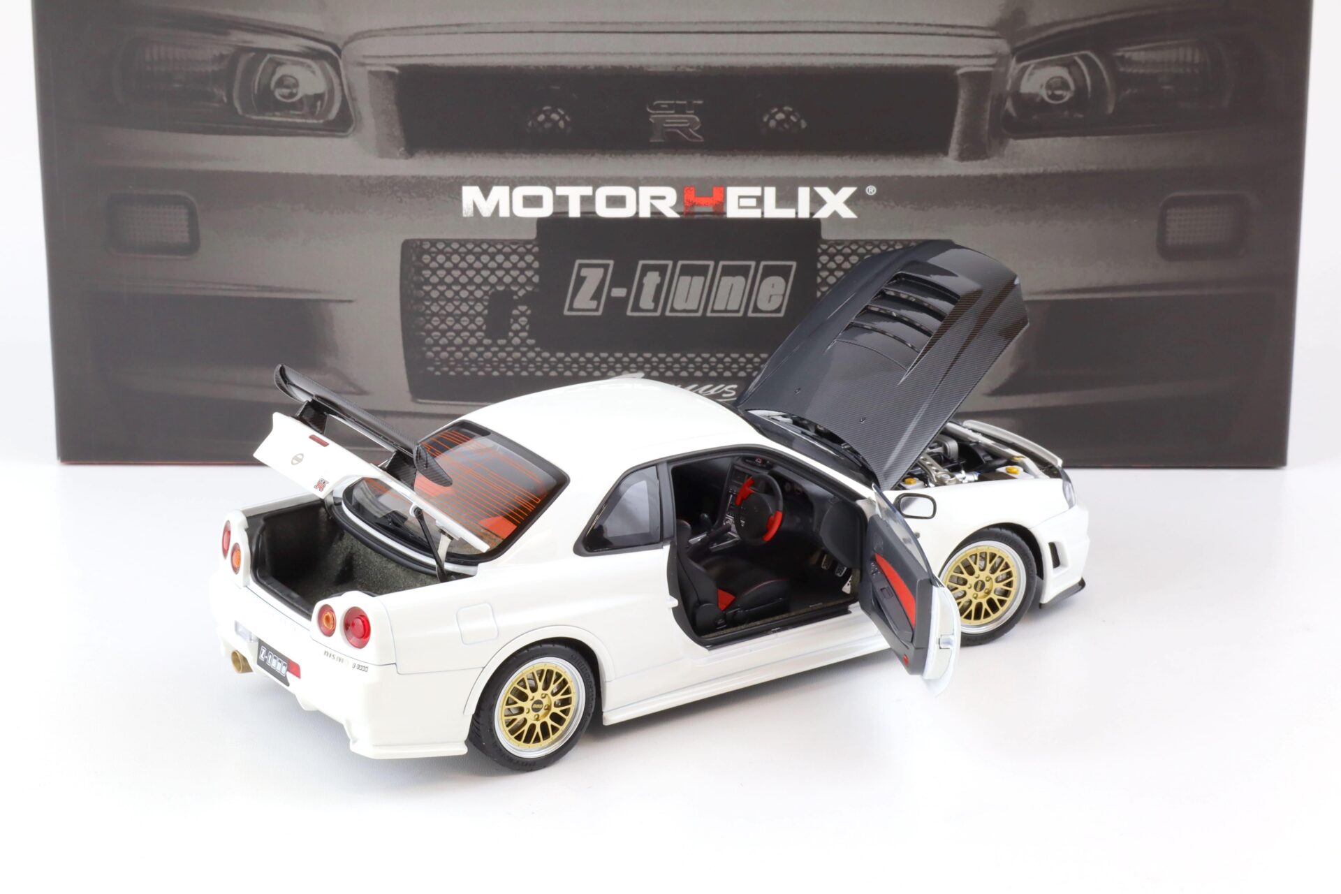 1:18 Motorhelix Nissan Skyline GT-R (R34) Z-Tune Nismo white + engine M83407