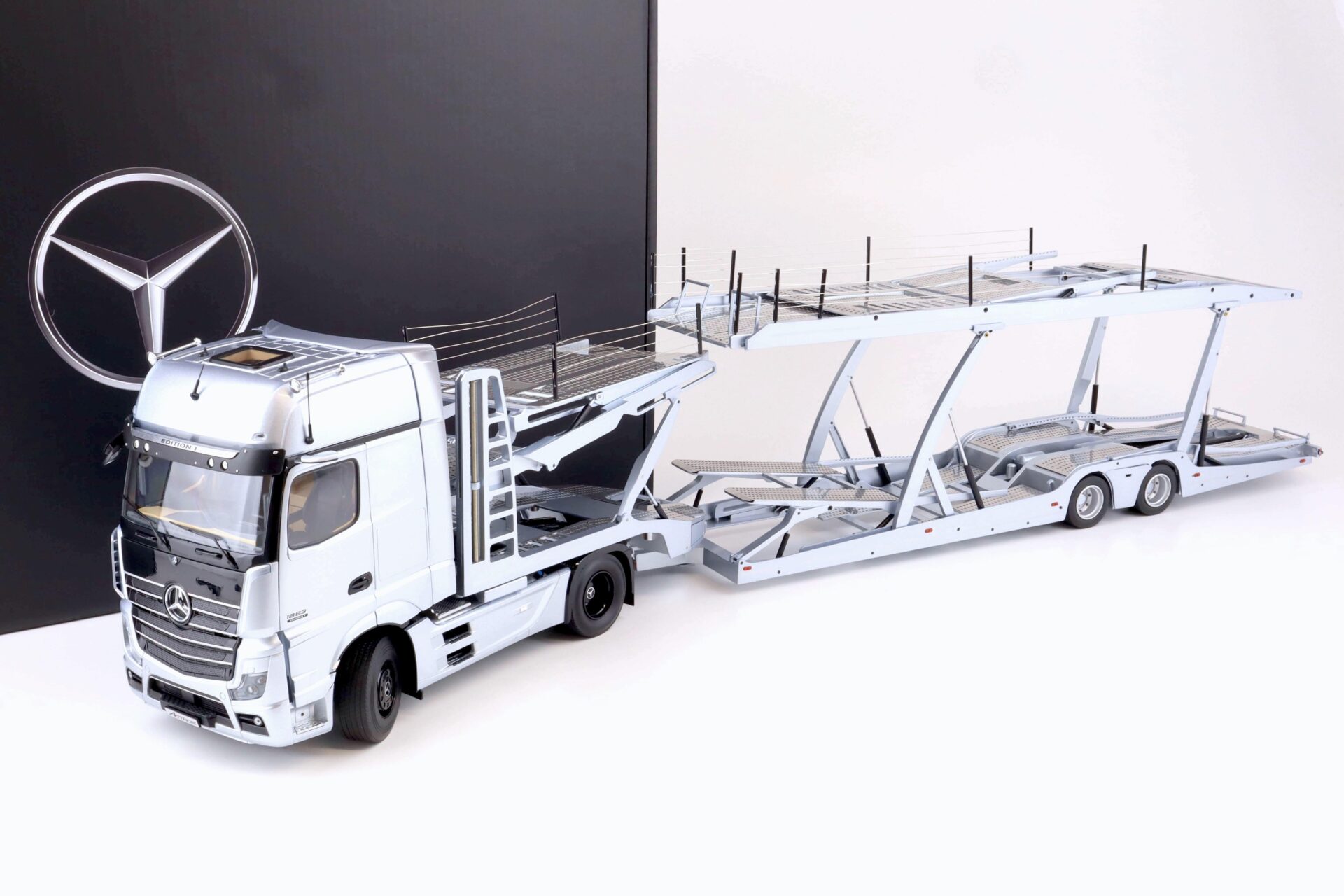 ID 75322 orig.jpg 1:18 NZG Mercedes Actros Autotransporter LKW Edition 1 silver DEALER VERSION