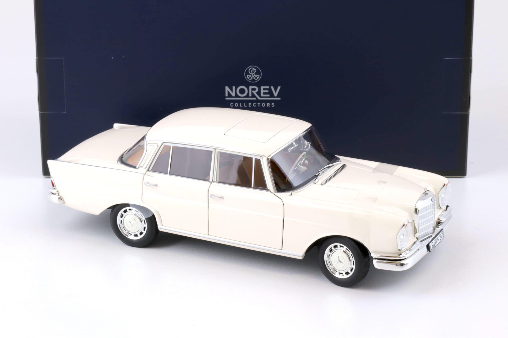 1:18 Norev Mercedes-Benz 220S Heckflosse W111 beige 1965 - Limited 200 pcs.
