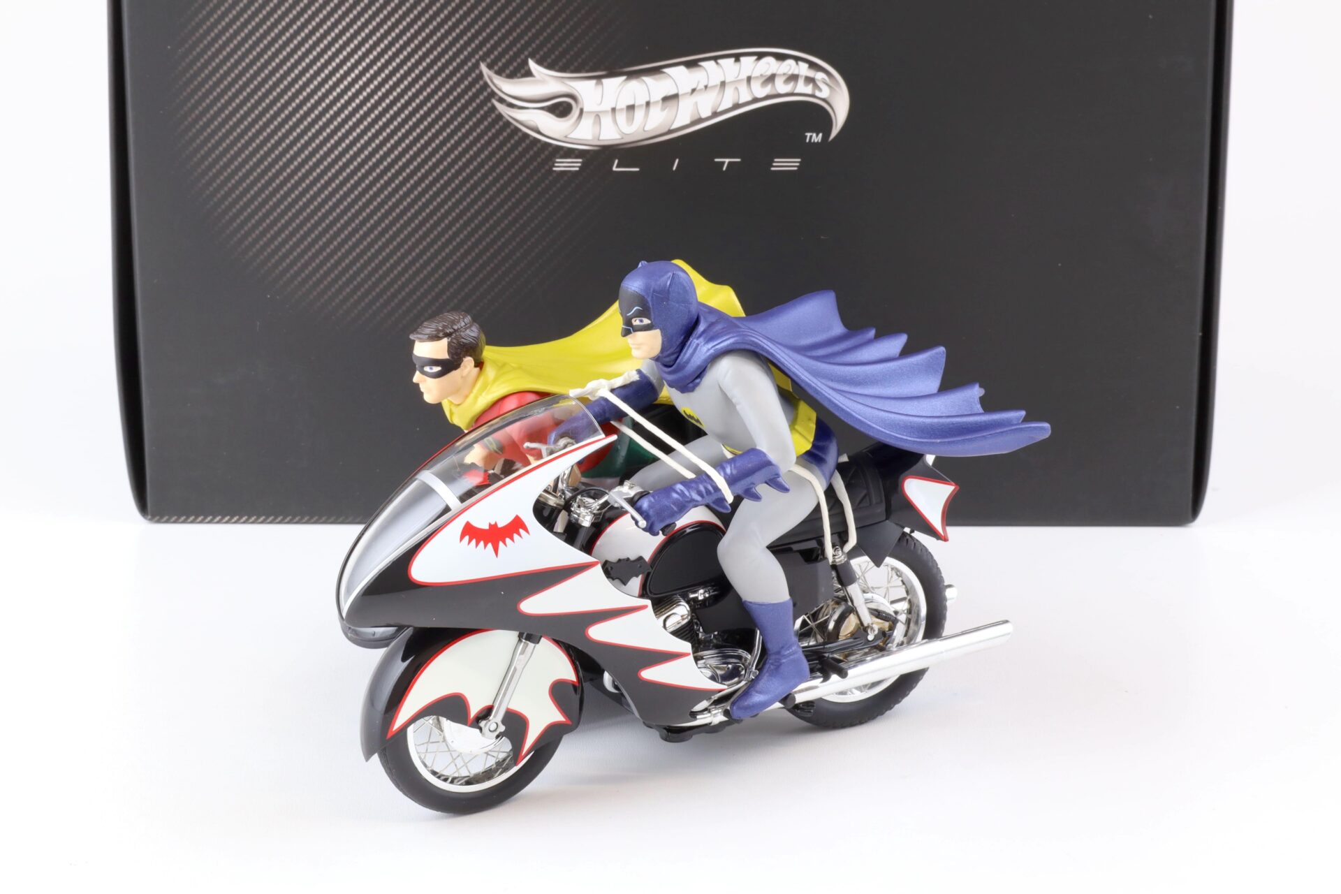 ID 75432 orig.jpg 1:12 Hot Wheels Elite BATMAN Classic TV Series Batcycle with Batman and Robin