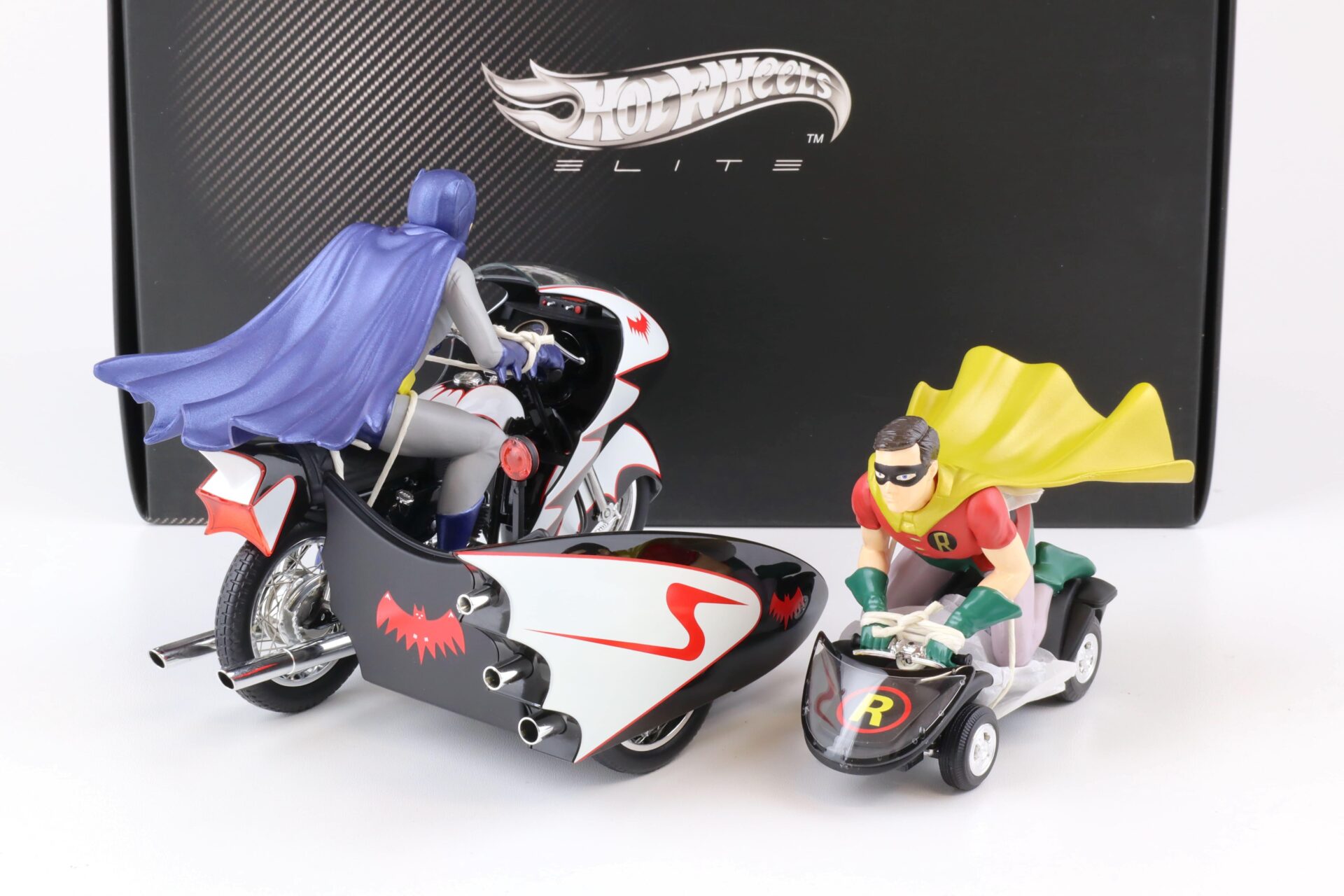 1:12 Hot Wheels Elite BATMAN Classic TV Series Batcycle with Batman and Robin