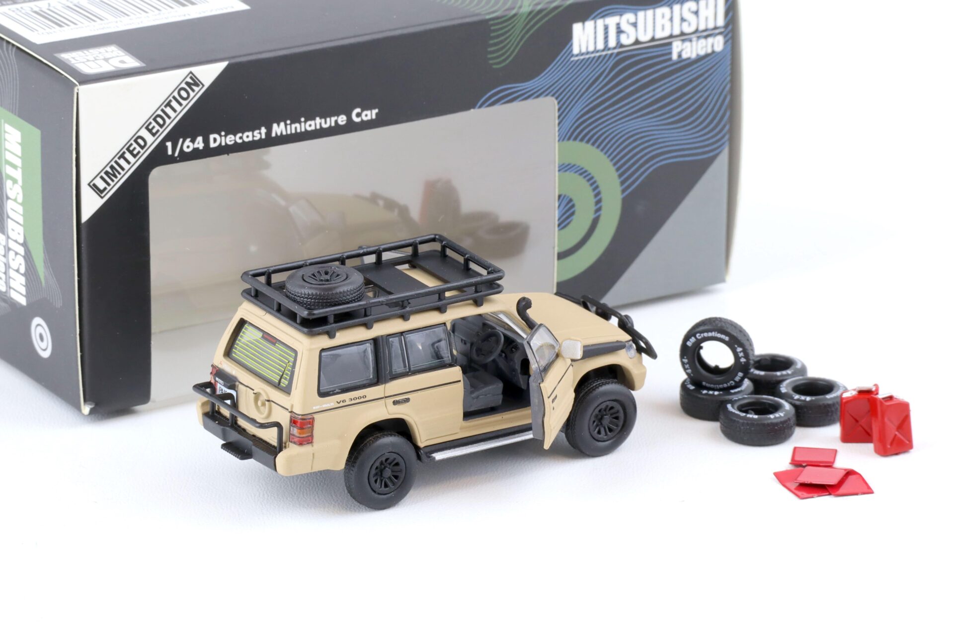 1:64 BMC BM Creations 1996 Mitsubishi Pajero 2nd. Gen. RHD Jungle Pack matt ivory