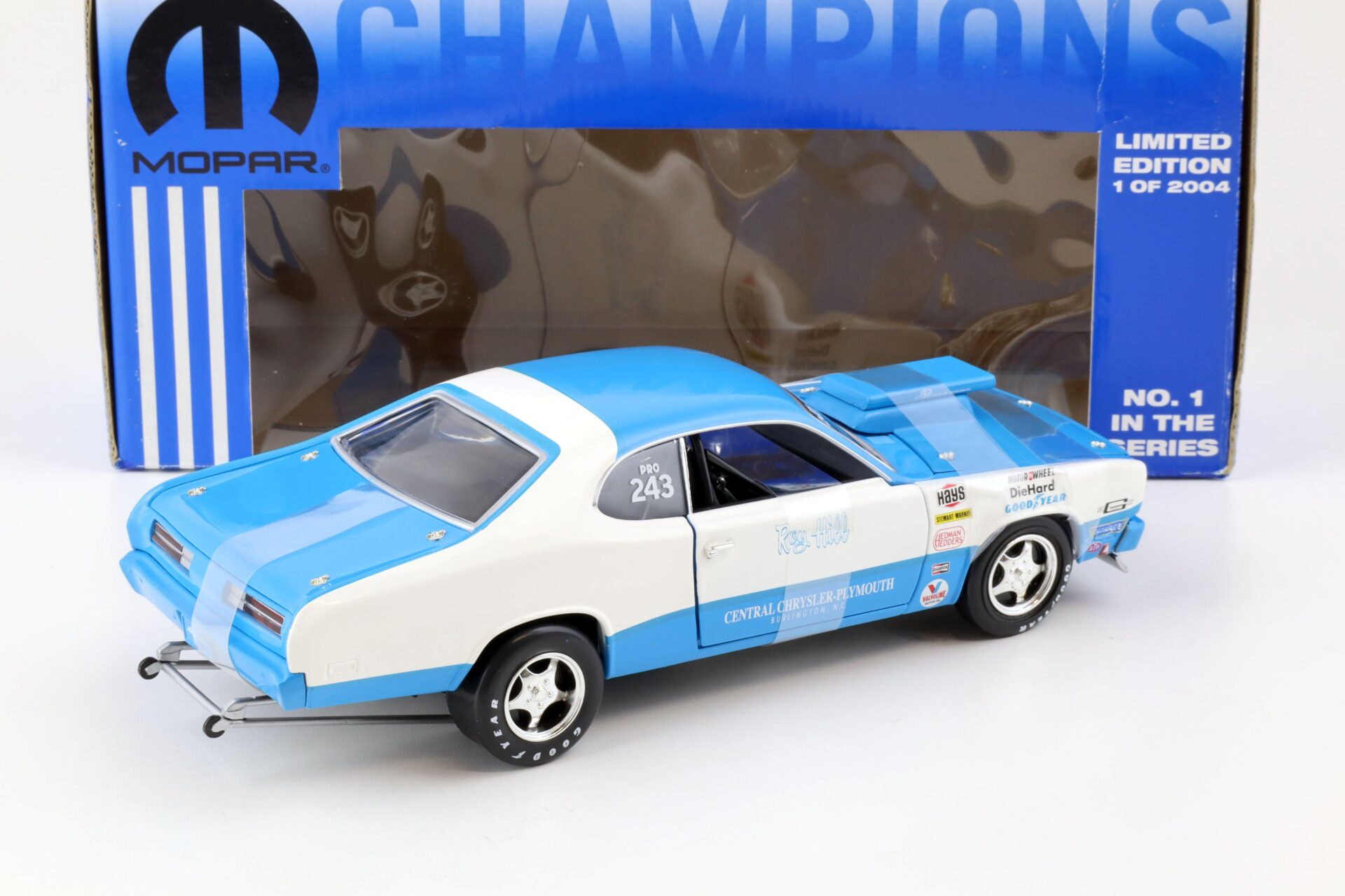 1:18 ERTL 1972 Plymouth Duster Roy Hill MOPAR Champions white/ blue