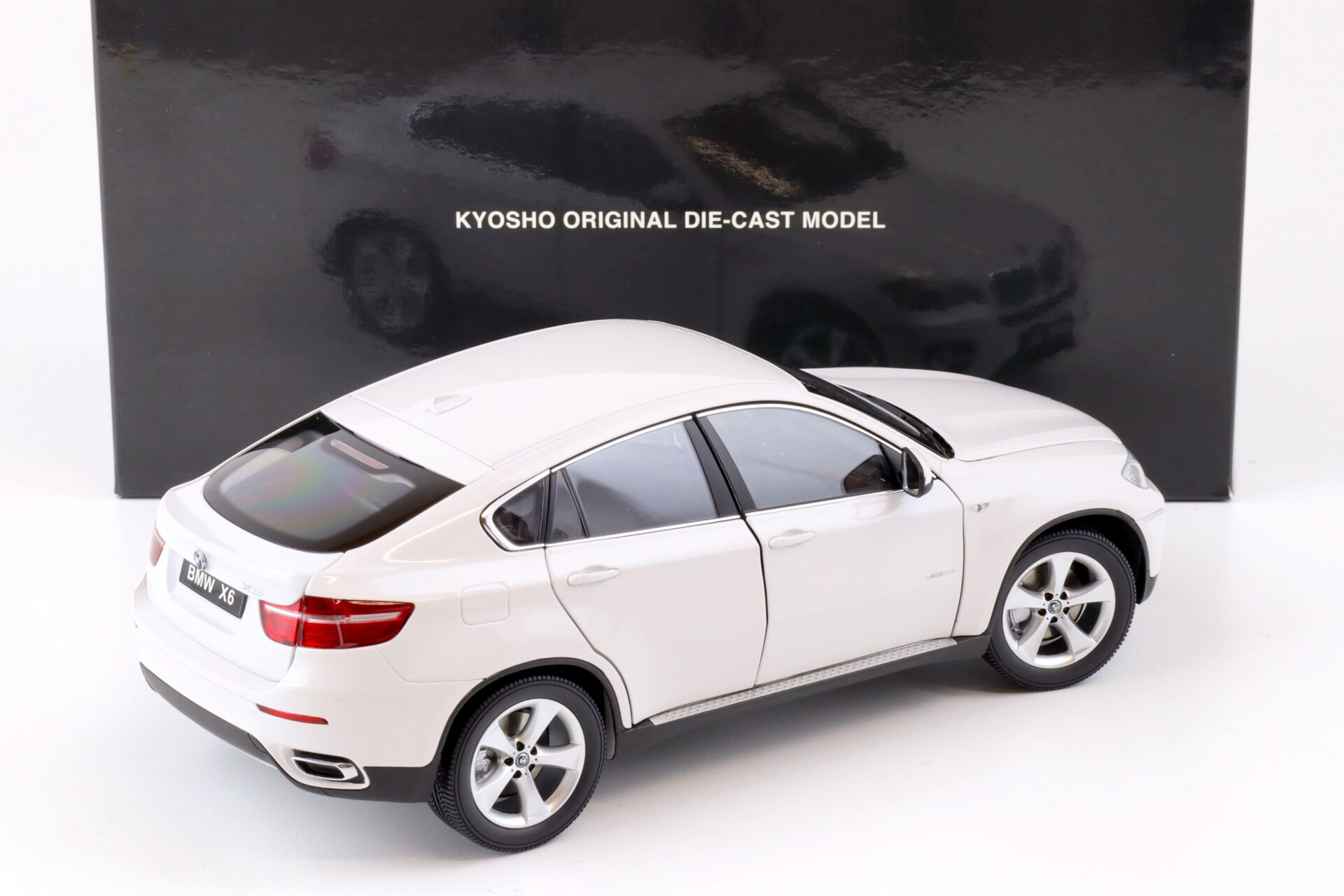 1:18 Kyosho BMW X6 xDrive50i (E71) white 08761W