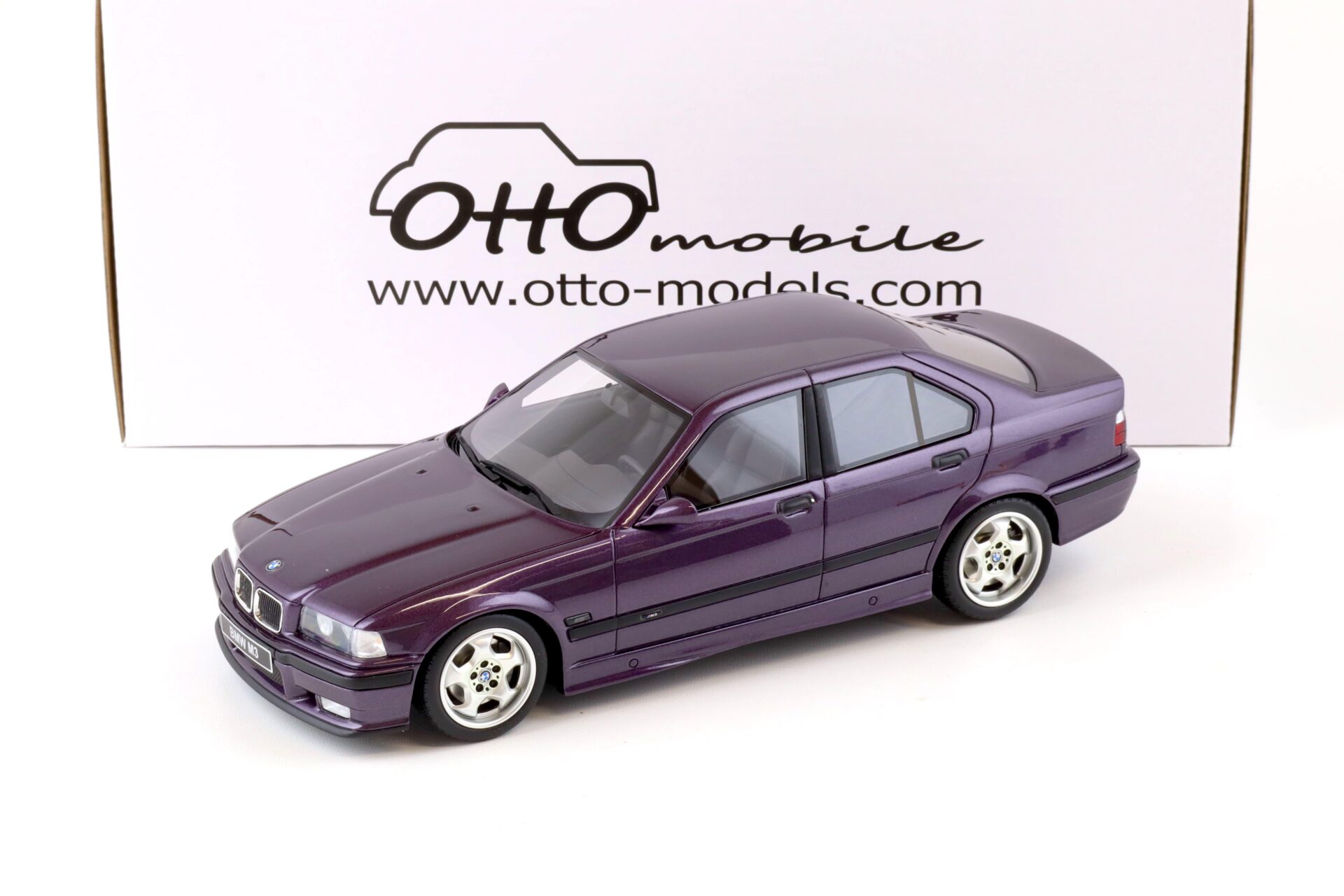 1:18 OTTO mobile OT307 BMW M3 (E36) Limousine violet metallic